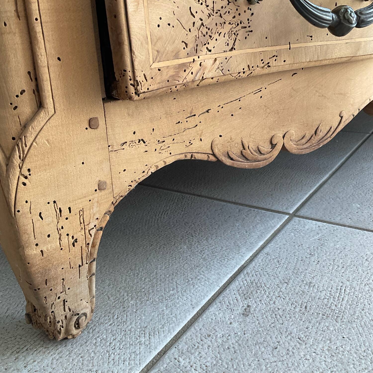 Wooden chest of drawers