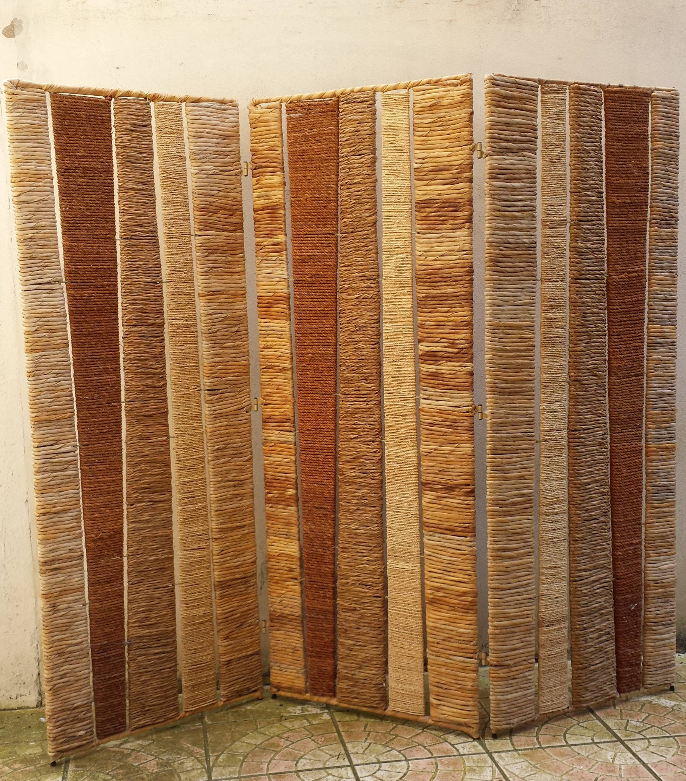 Straw and woven rope screen with metal structure