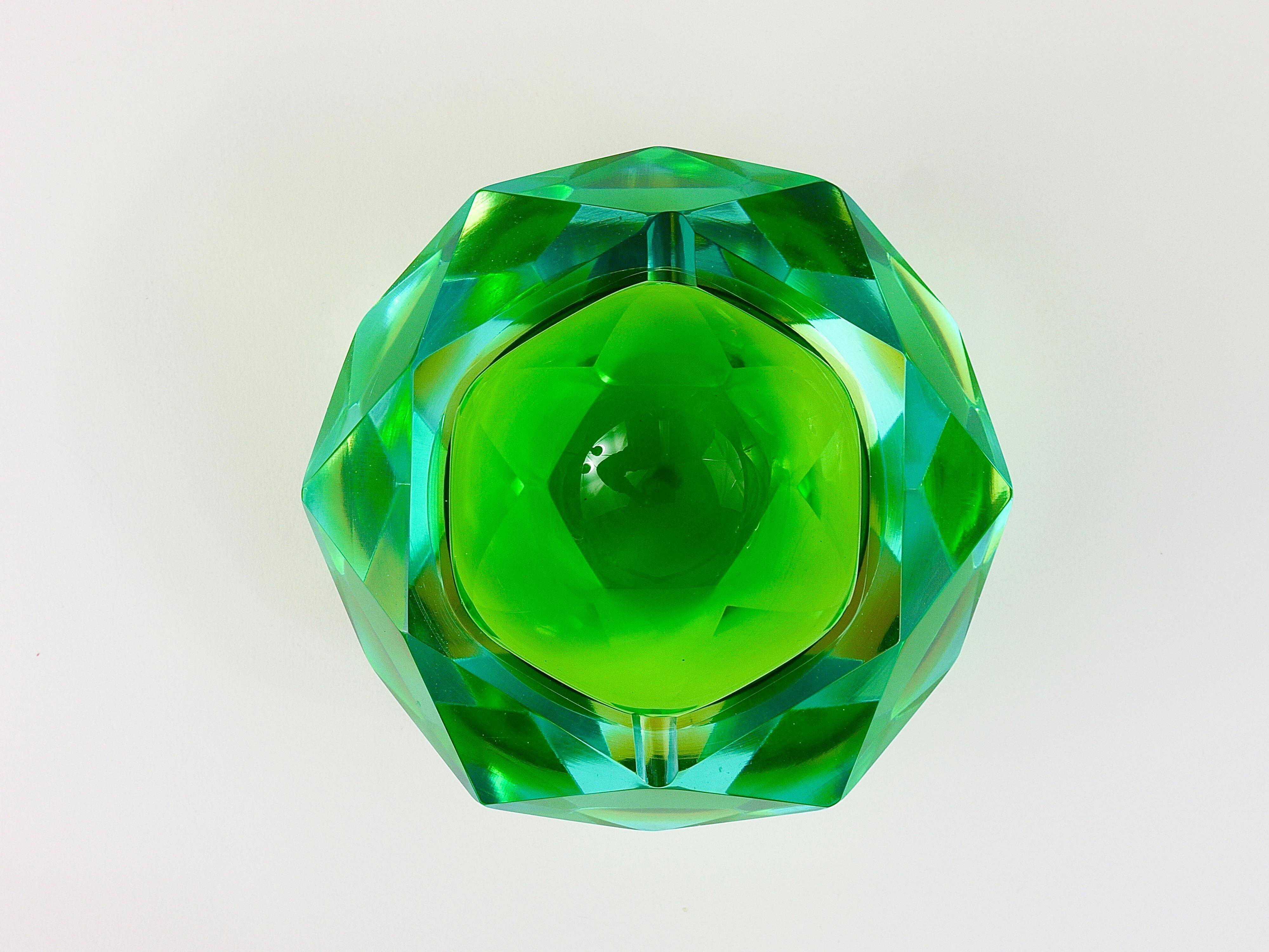 Faceted diamond ashtray in colour from the 1960s by Flavio Poli for Seguso, Murano, Italy.