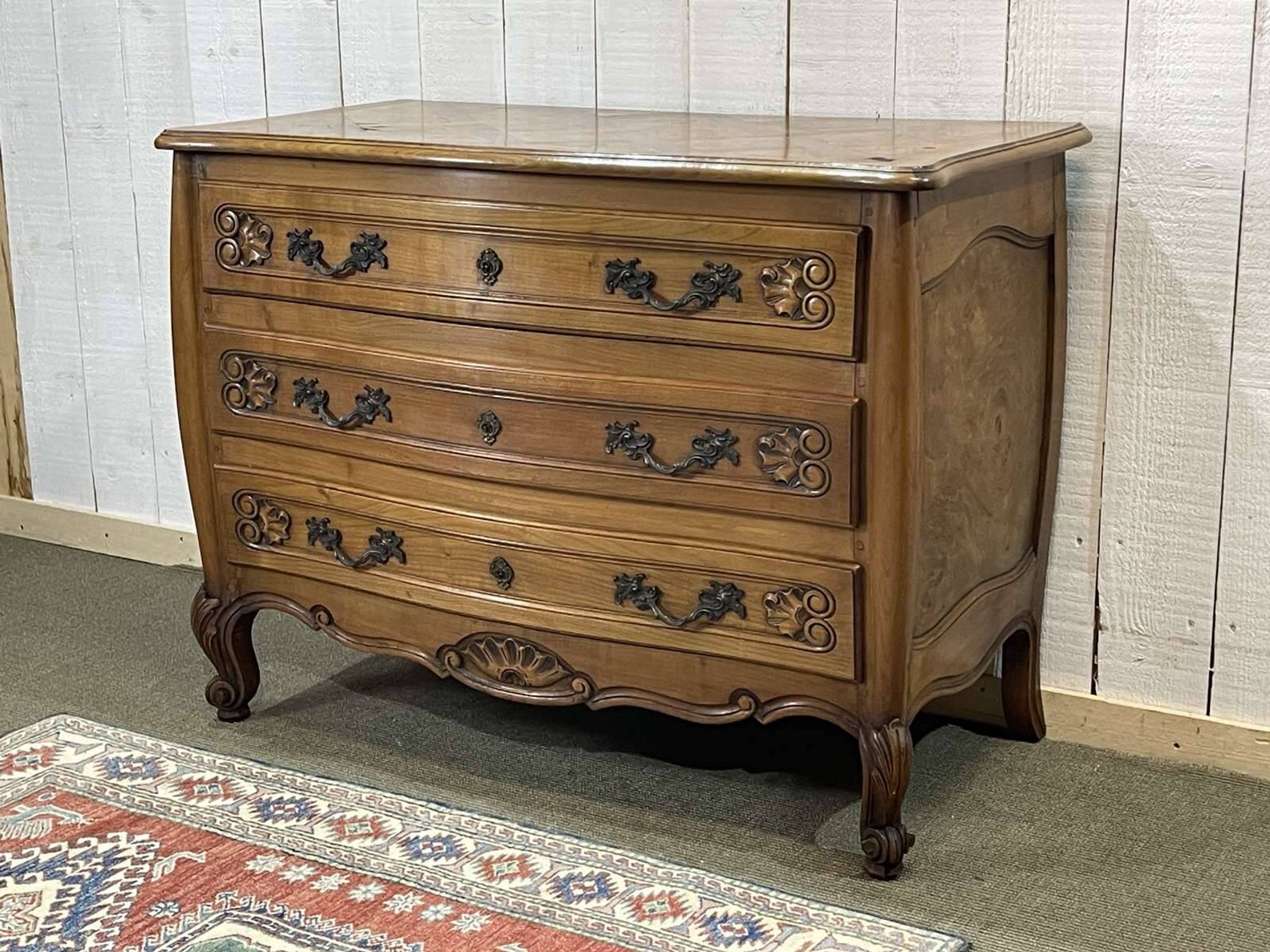 Commode de style Louis XV des années 1950 en merisier et loupe d'orme