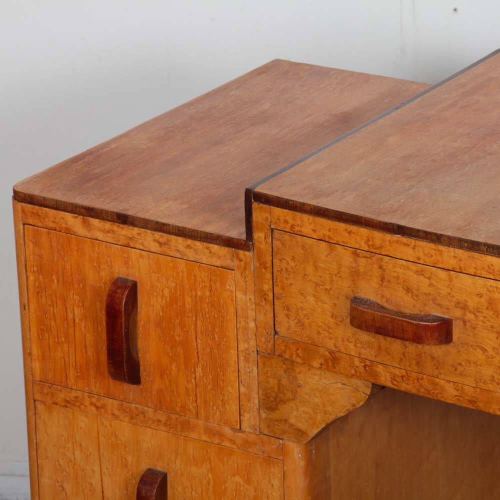 Bureau/dressing table made of burl wood from the 1930s.