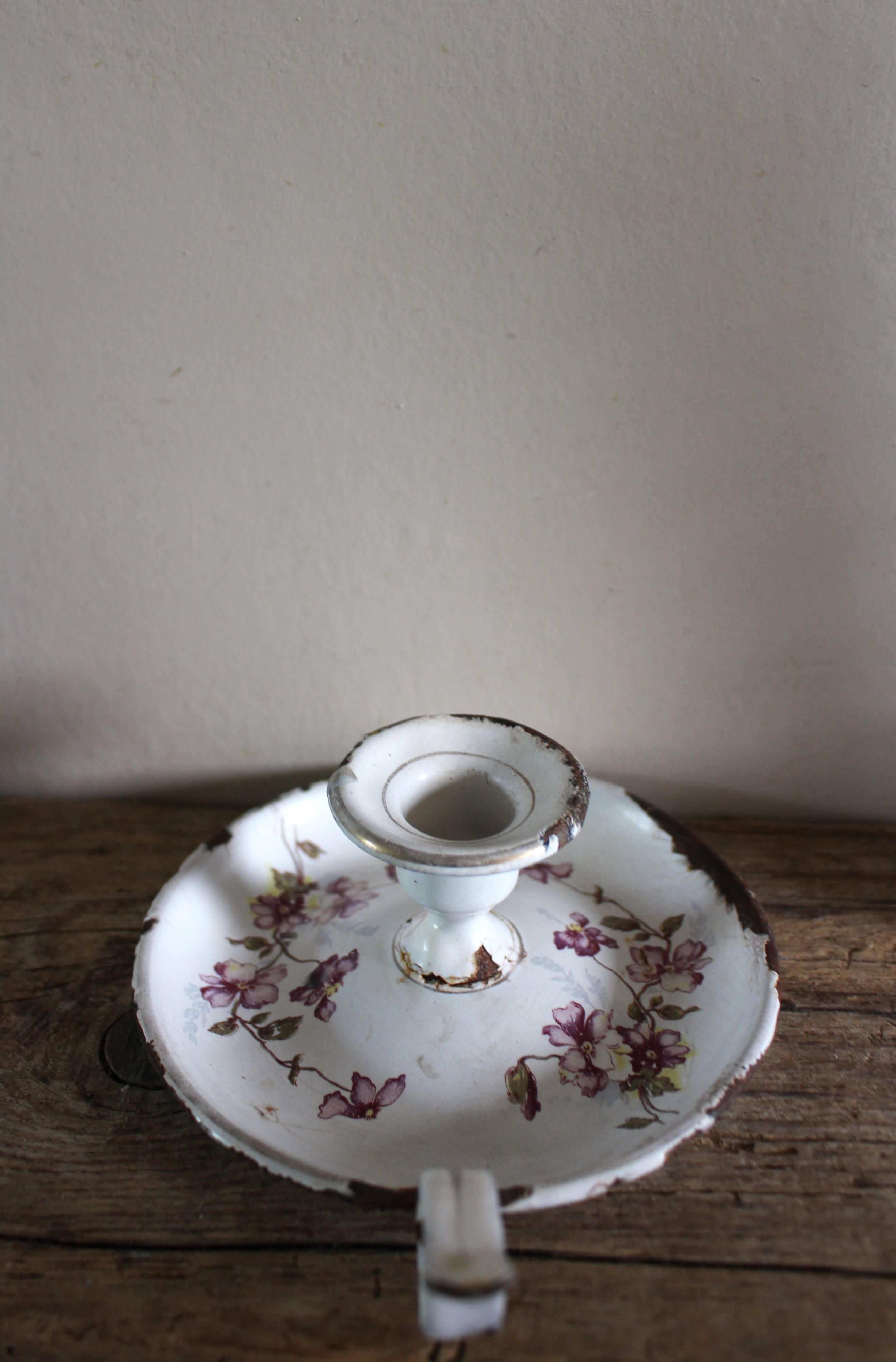 Bougeoir rat de cave vintage en tôle émaillée blanche décorée de fleurs roses