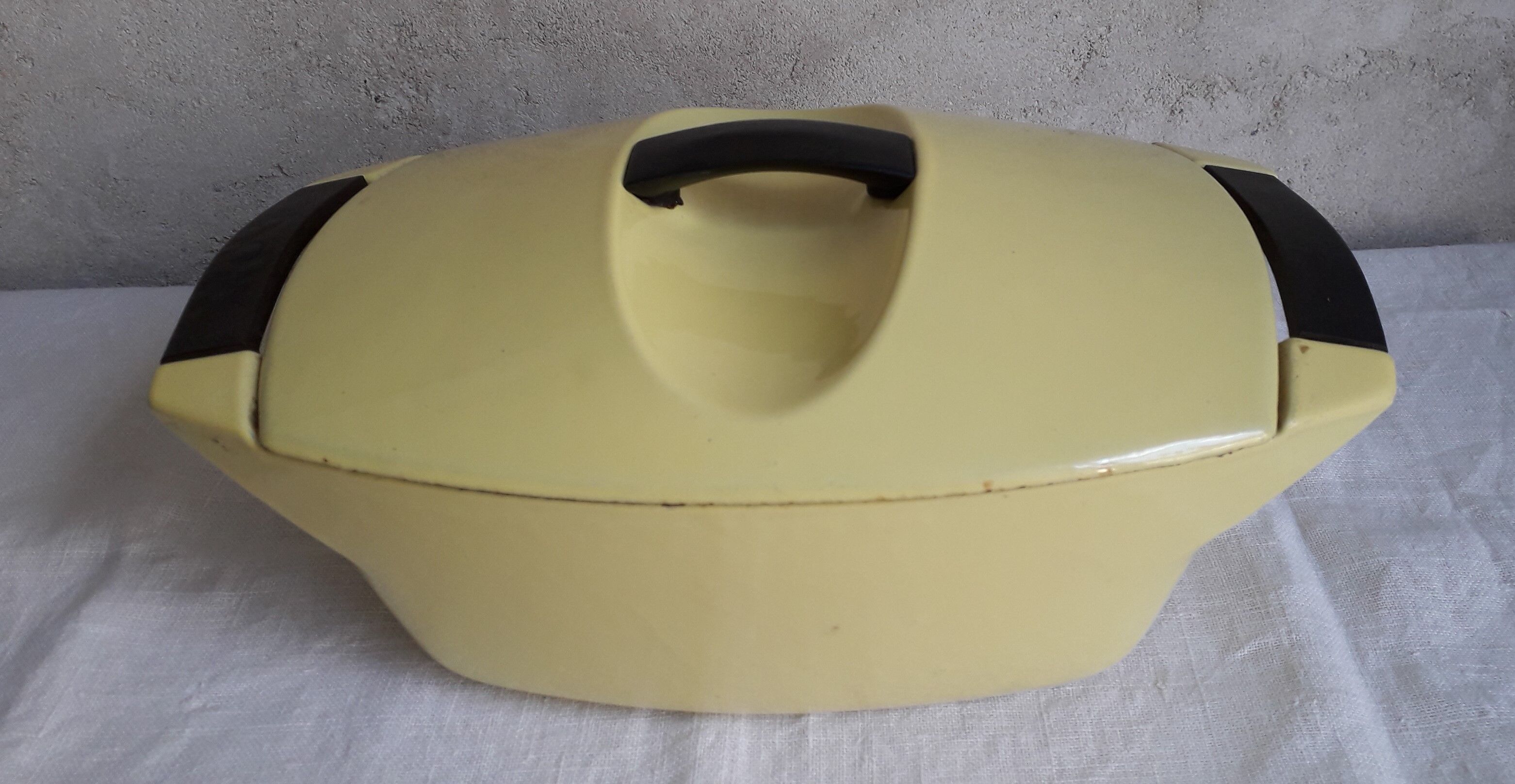 Cocotte en fonte émaillée jaune Le Creuset design Raymond Loewy