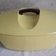 Cocotte en fonte émaillée jaune Le Creuset design Raymond Loewy