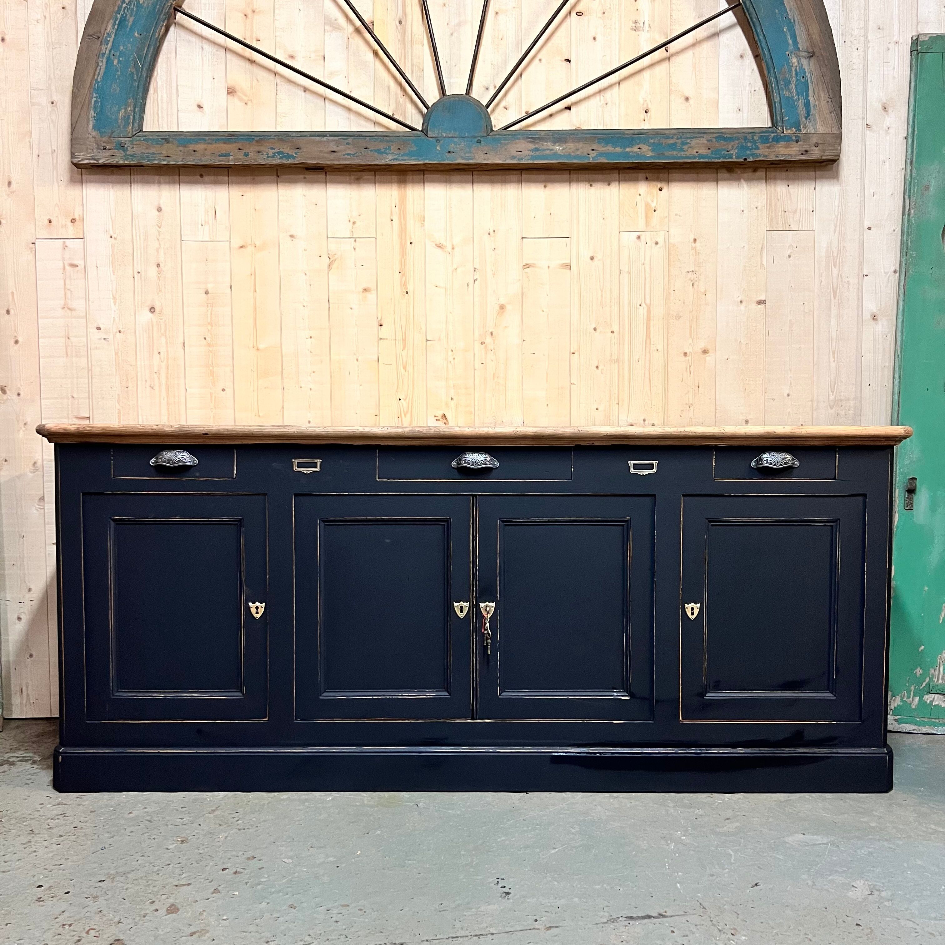 Ancien buffet de commerce