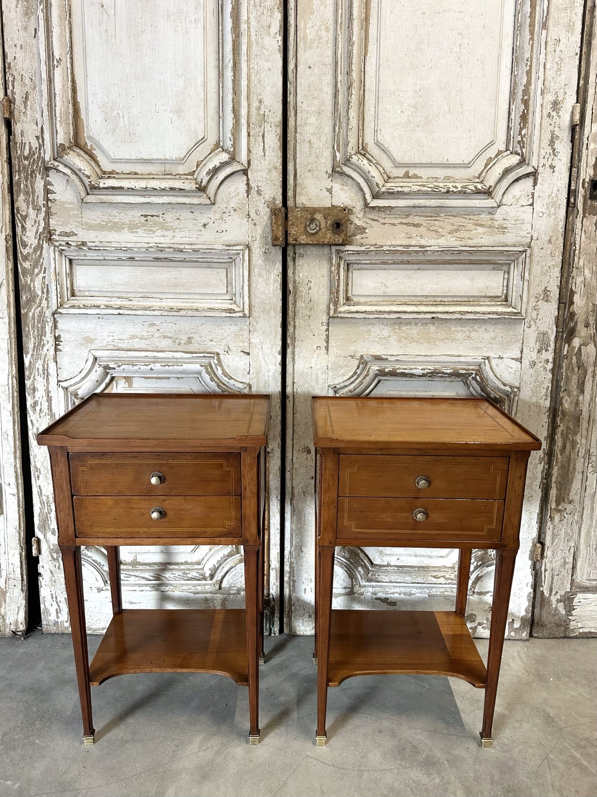 Paire de chevets de style Directoire en merisier, 20e siècle
