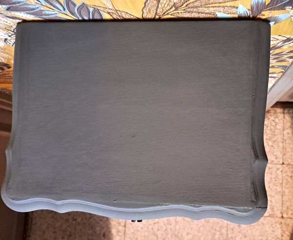 Table de chevet 1950 en bois peint coloris gris trench rénovée 3 tiroirs
