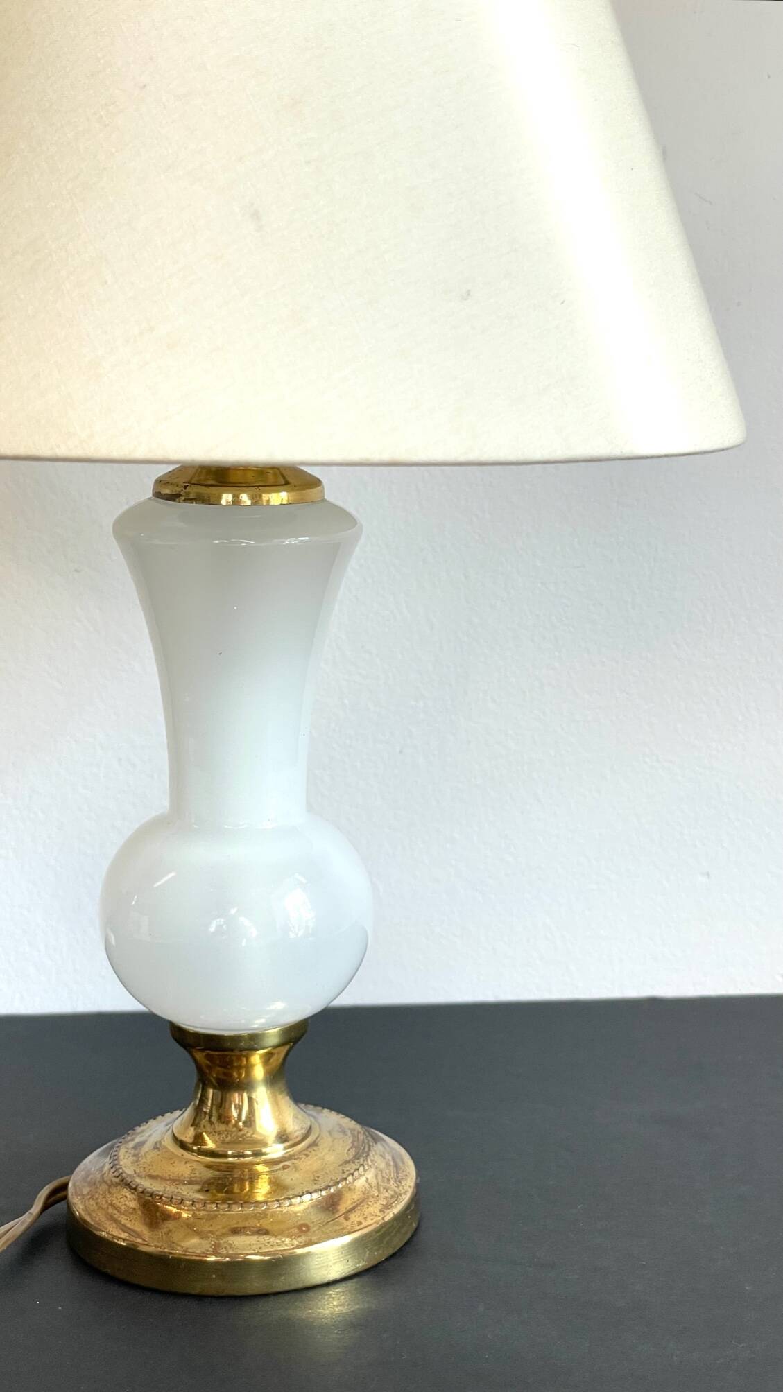 Chic lamp in opaline glass and vintage brass