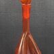 Bouteille en verre bullé orange  à panse incurvée, vers 1970
