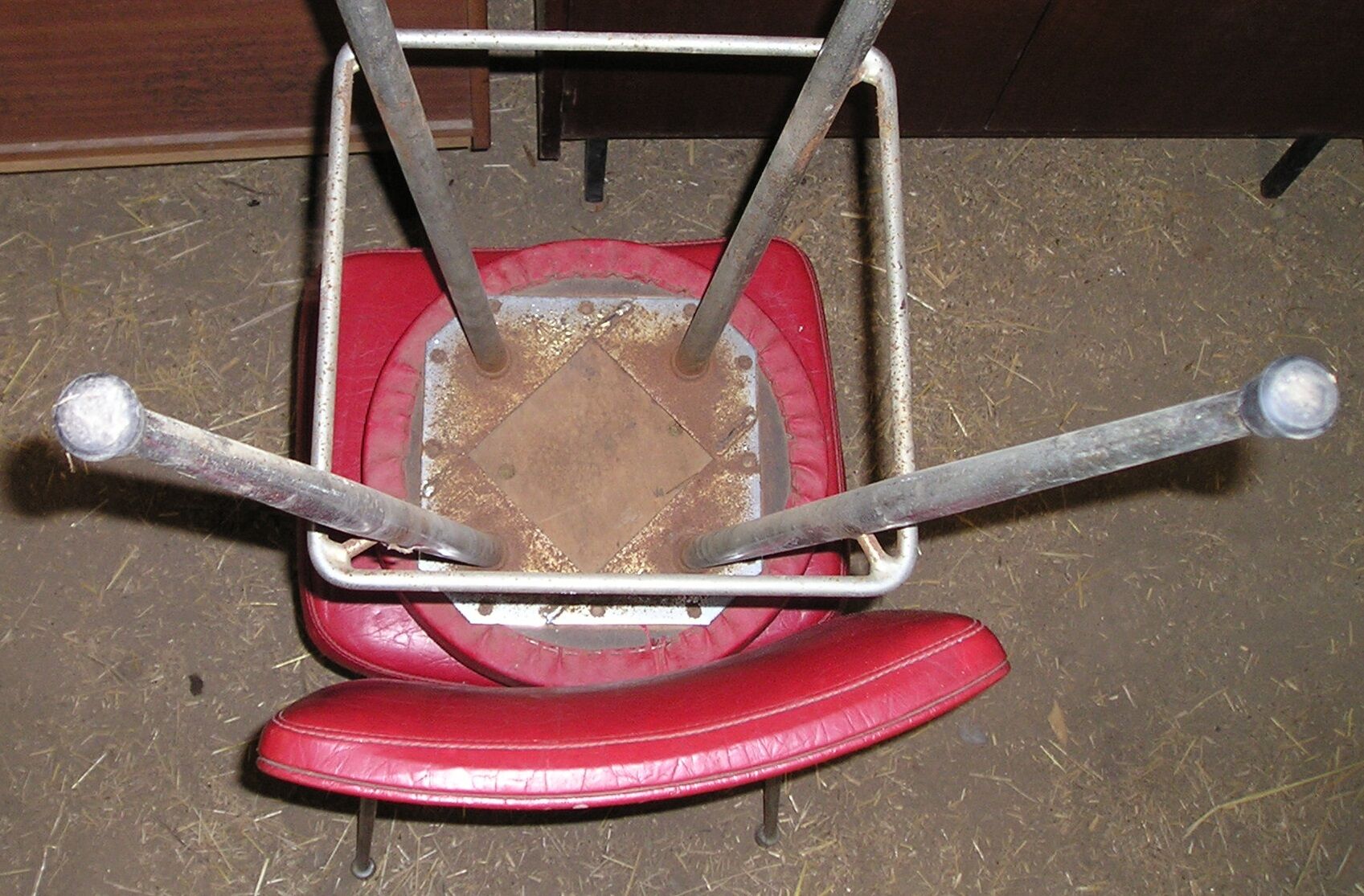 Set of 60s bar seats in chrome metal and red leatherette