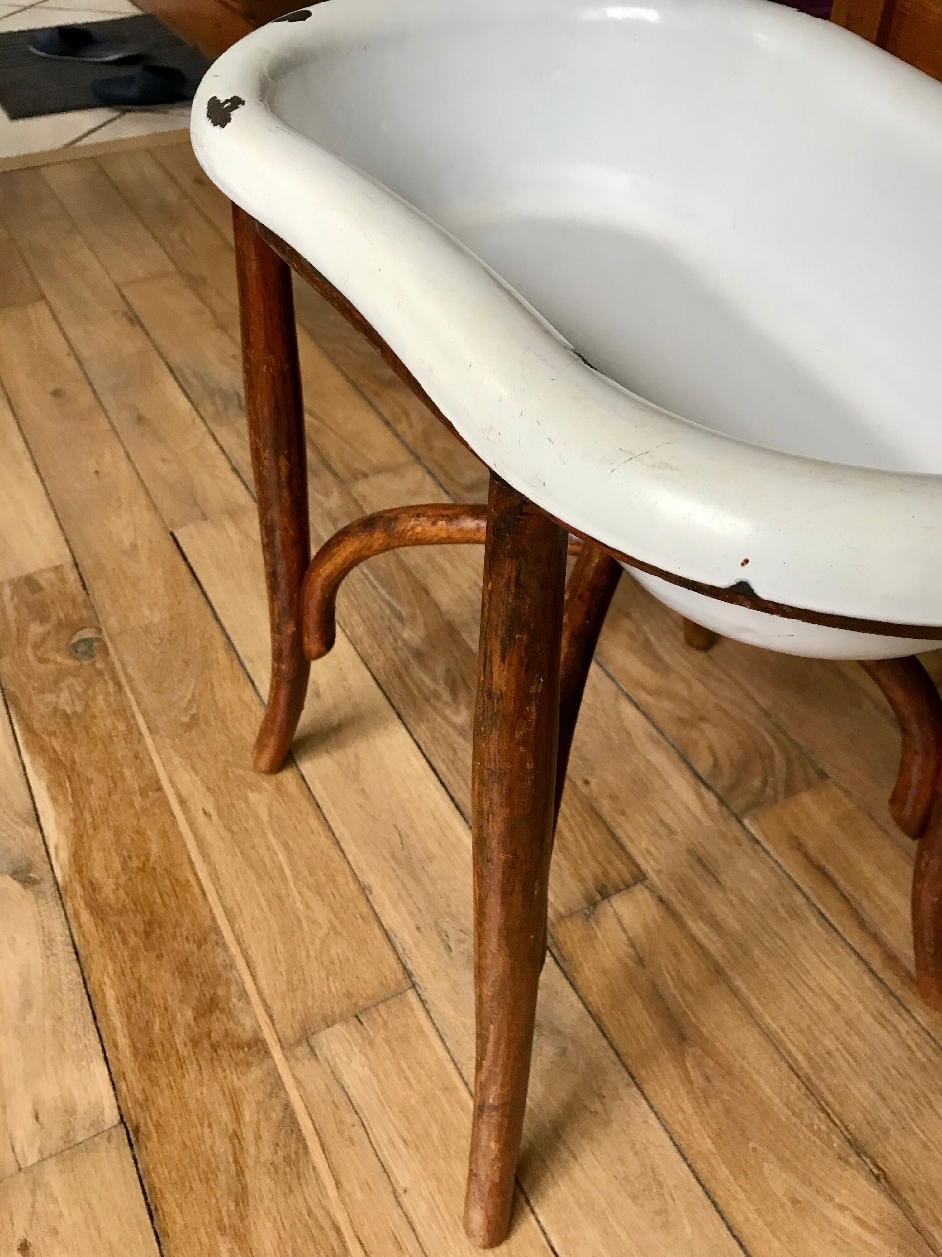 Old baby bean bathtub enamelled structure bent wood early twentieth century
