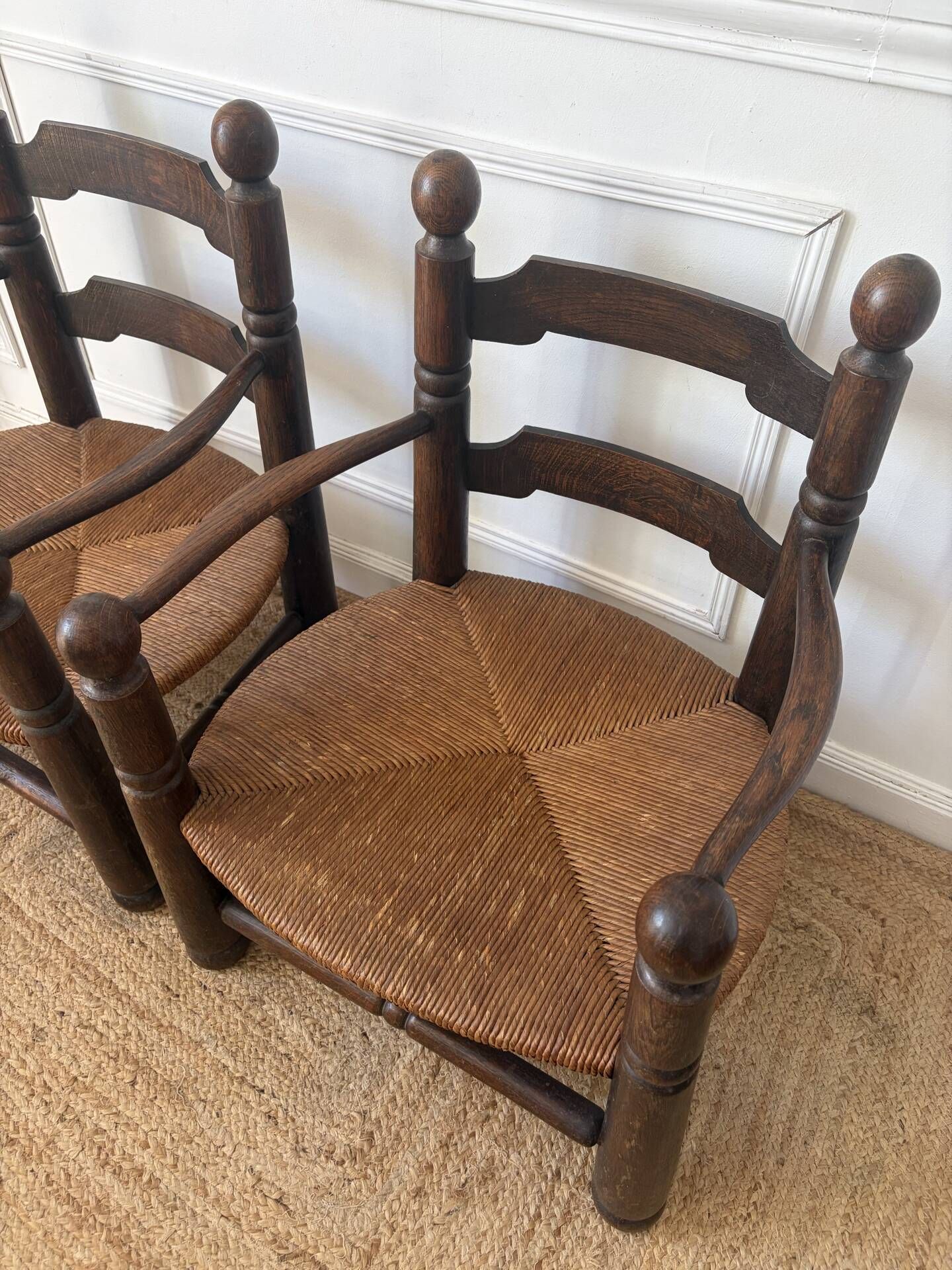 Paire de fauteuils en bois et paille  Charles Dudouyt 