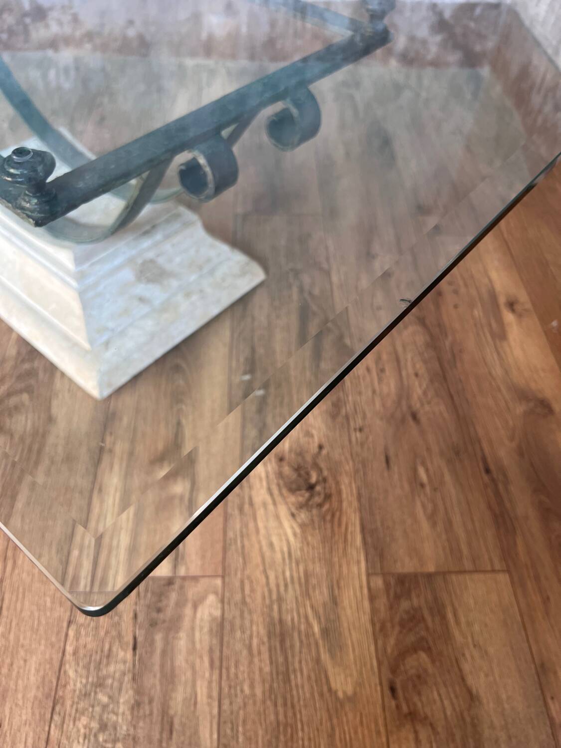 Table basse en verre et métal patine antique