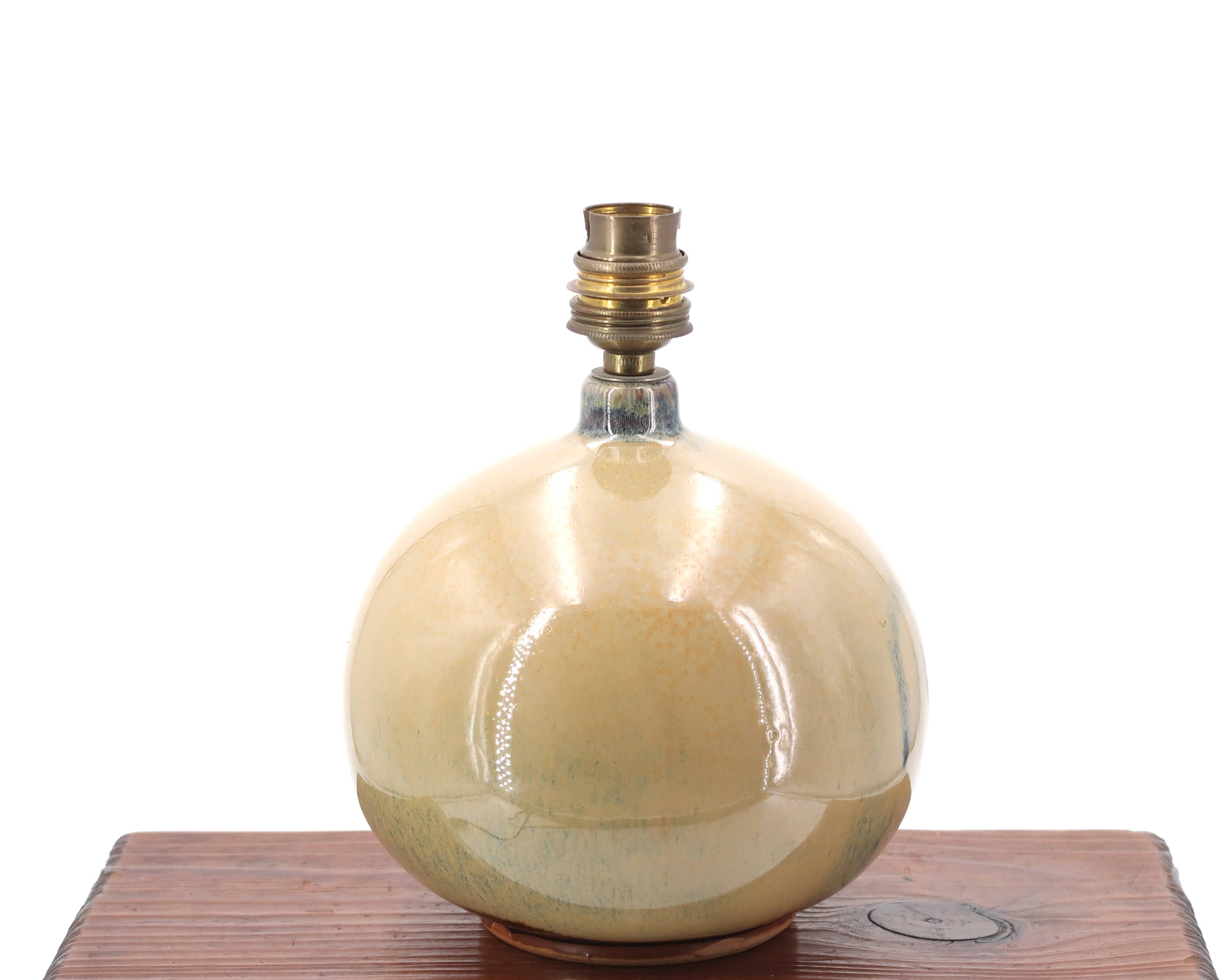 Lampe en céramique beige, abat jour en raphia, années 70