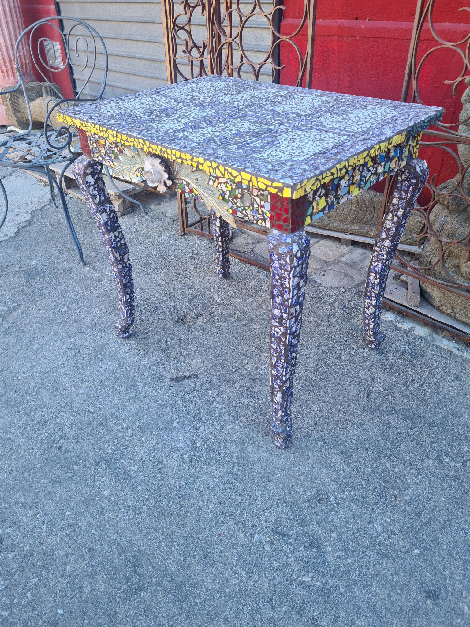 Table en mosaique picassiette