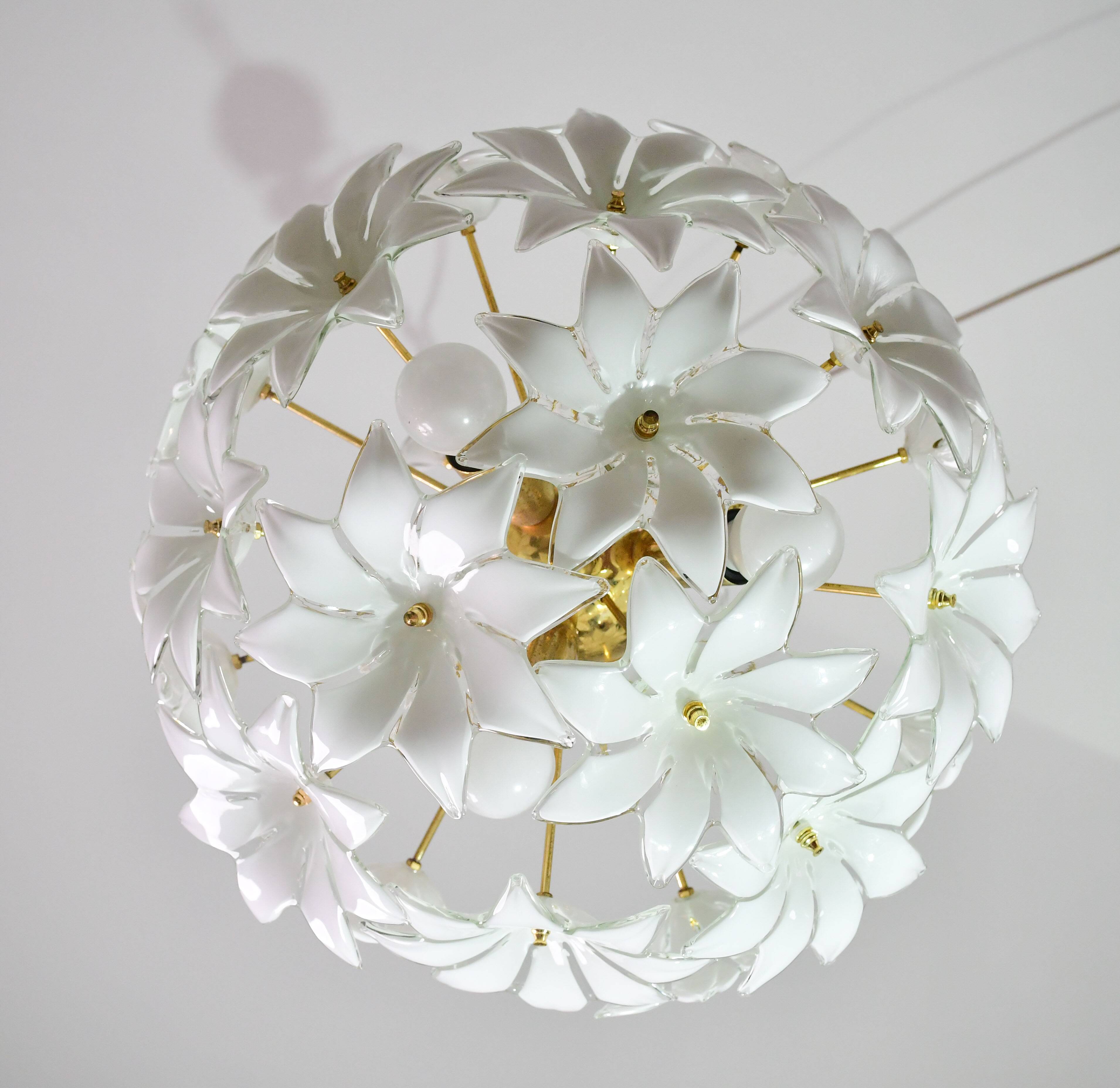 Charmant luminaire en verre de Murano Spoutnik fleurs blanches, années 1970