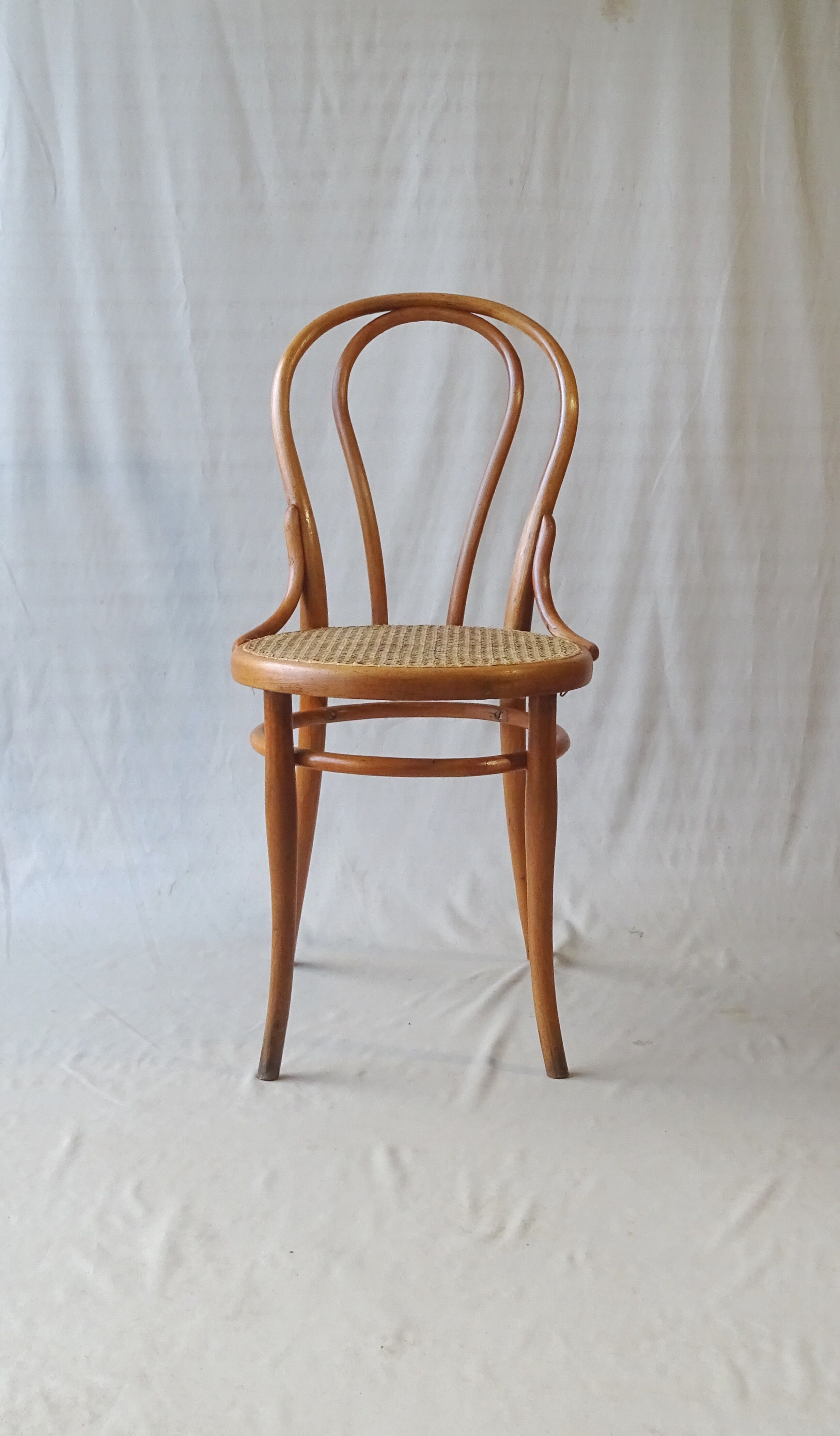 Chaise Thonet N°18, teinte merisier clair, vers 1890, cannée