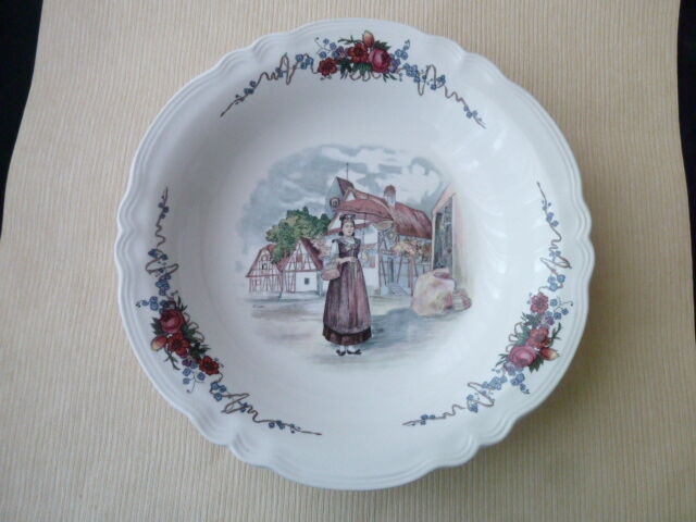 Large hollow faience dish of Sarreguemines Model Obernai