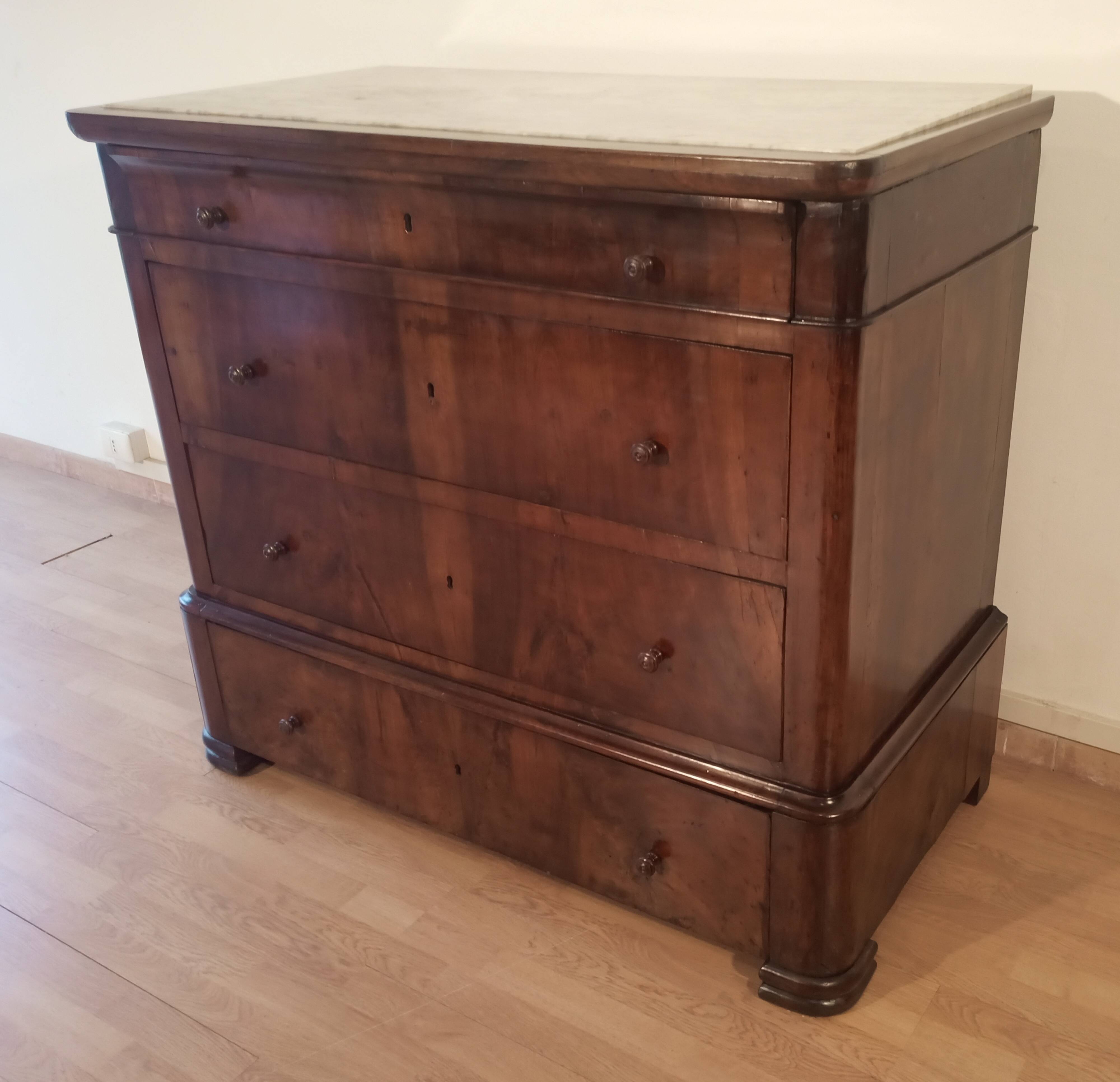 Commode italienne à quatre tiroirs en noyer de la fin du XIXe siècle
