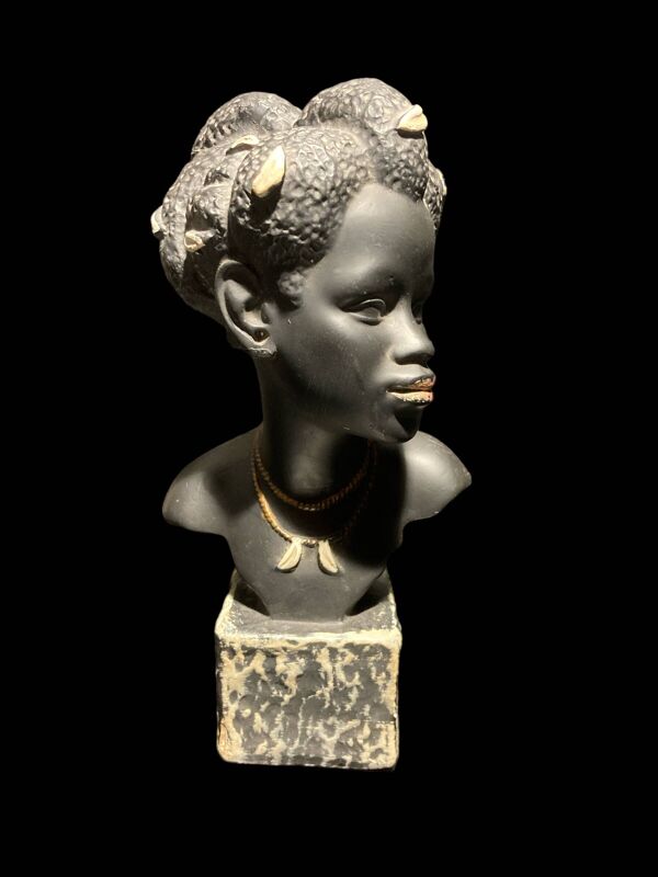 Sculpture d'une femme noire en plâtre