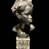 Sculpture d'une femme noire en plâtre