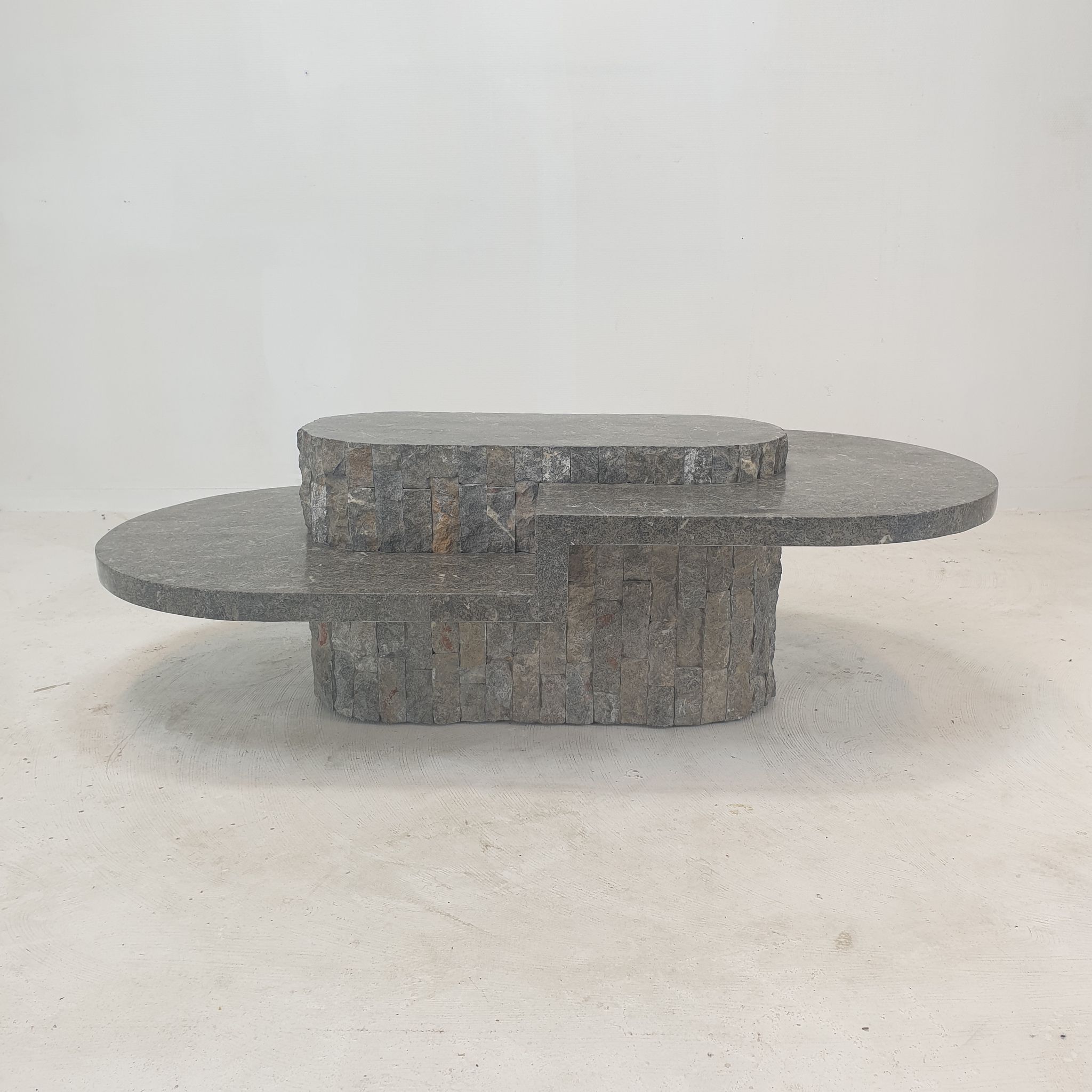 Table basse en pierre fossile, Magnussen Ponte, années 1980