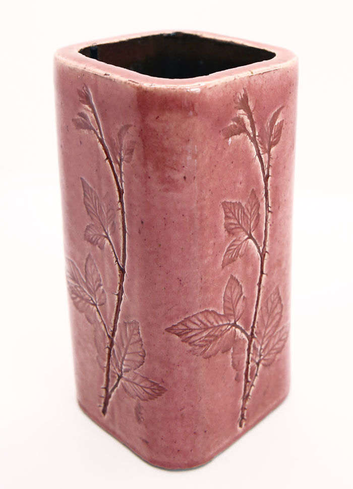 Vase herbier en grès rose de Raymonde Leduc à Vallauris