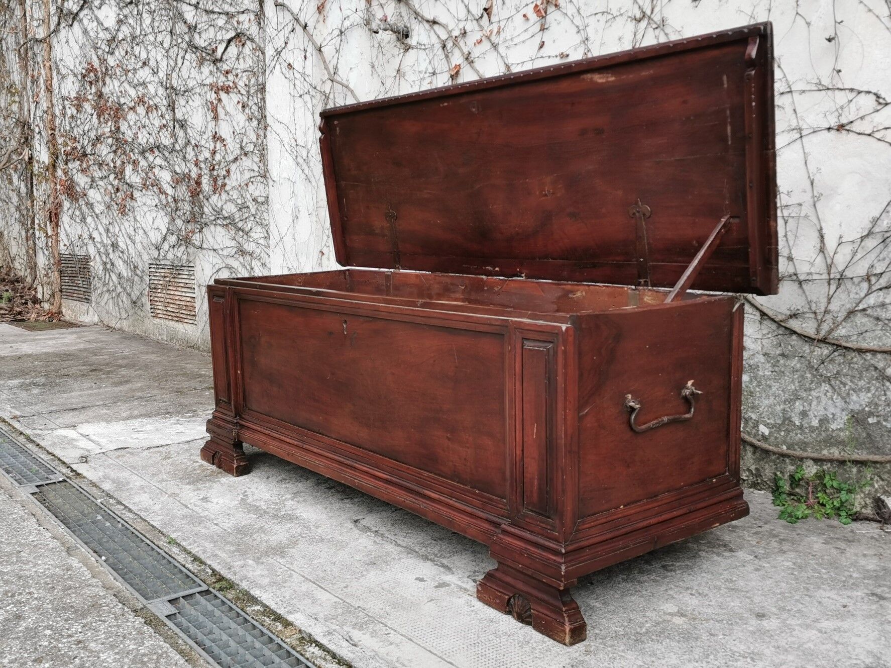 Old walnut chest of drawers, late nineteenth century