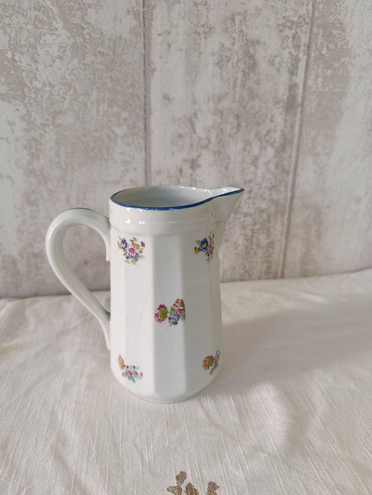 Pot à lait en faïence motifs petites fleurs