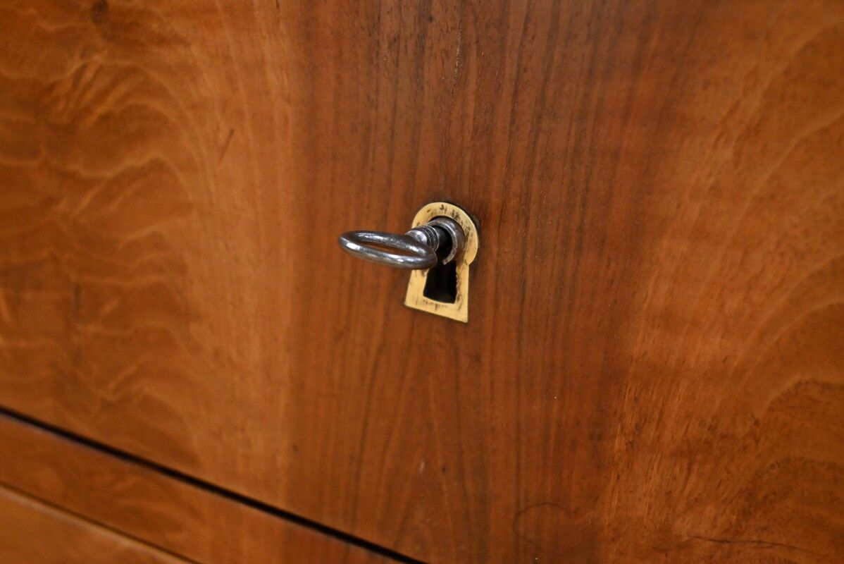Walnut burl commode, Restoration period – early 19th century