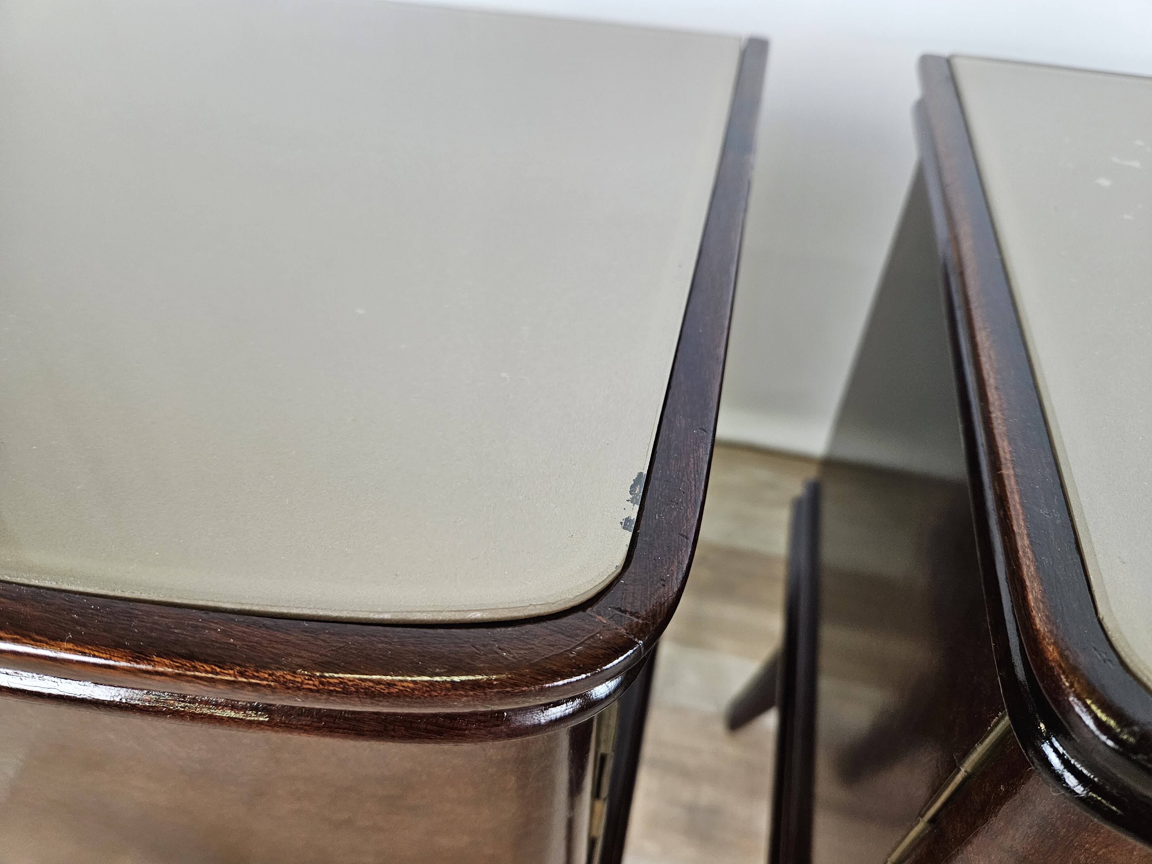 Paire de tables de chevet en acajou avec poignées en verre et laiton