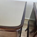 Paire de tables de chevet en acajou avec poignées en verre et laiton