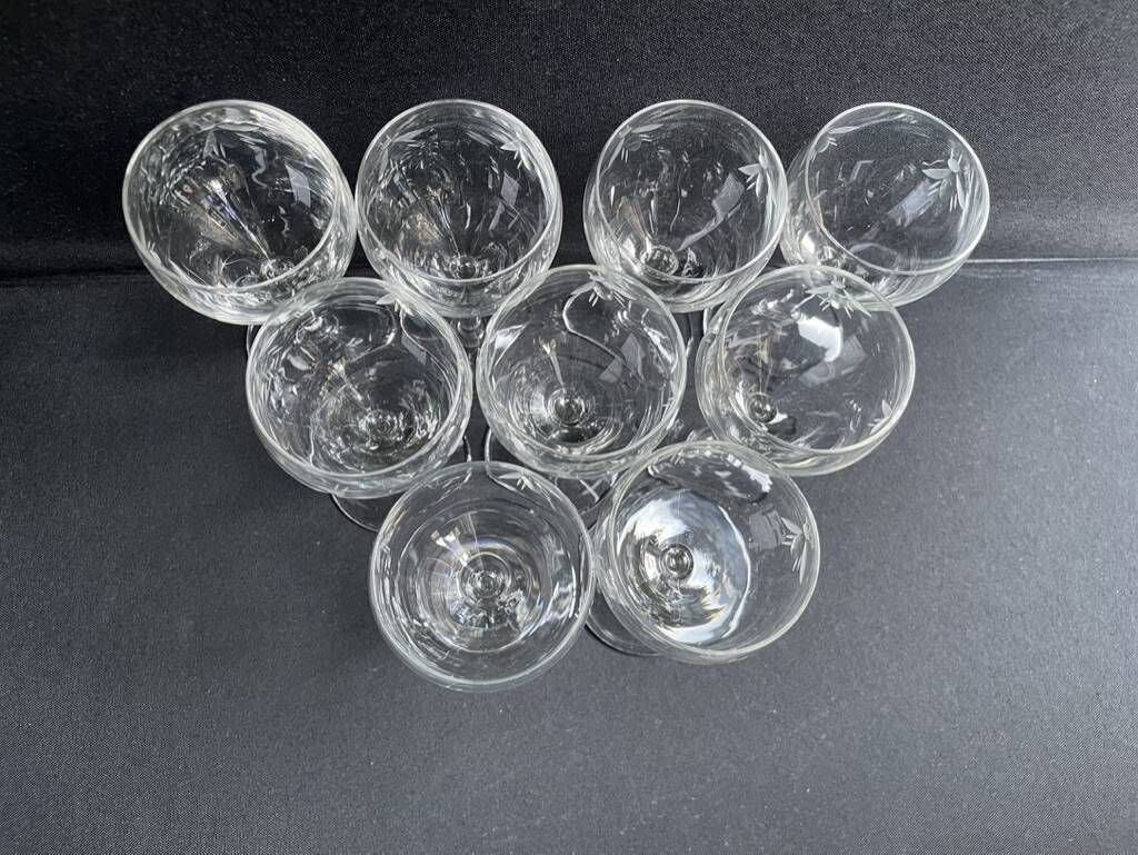 9 Blown glass wine glasses with cut bee decoration – Verrerie Thouvenin Vierzon