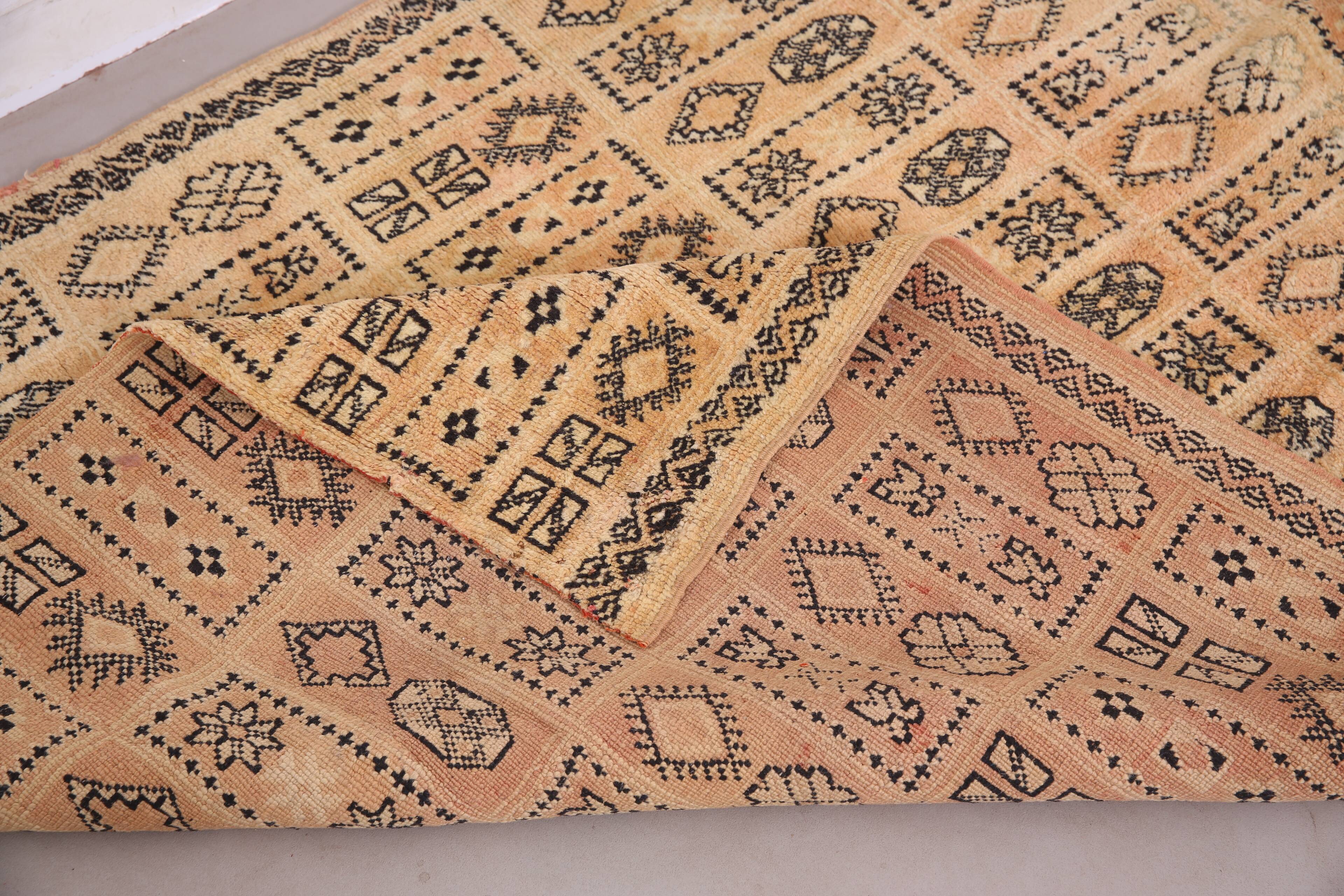 Vintage Moroccan Rug 134 x 221 cm- Berber Wool Rug - Authentic Handmade Rug