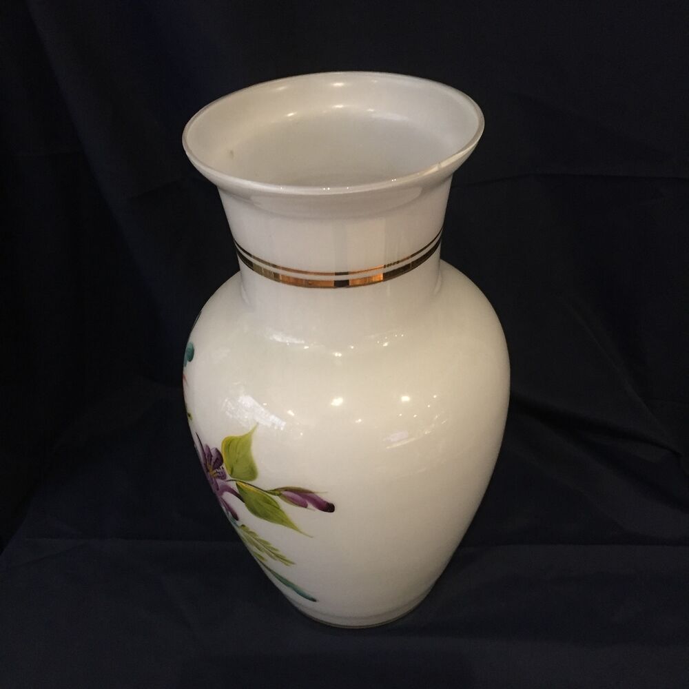 Vase in white opaline floral decoration