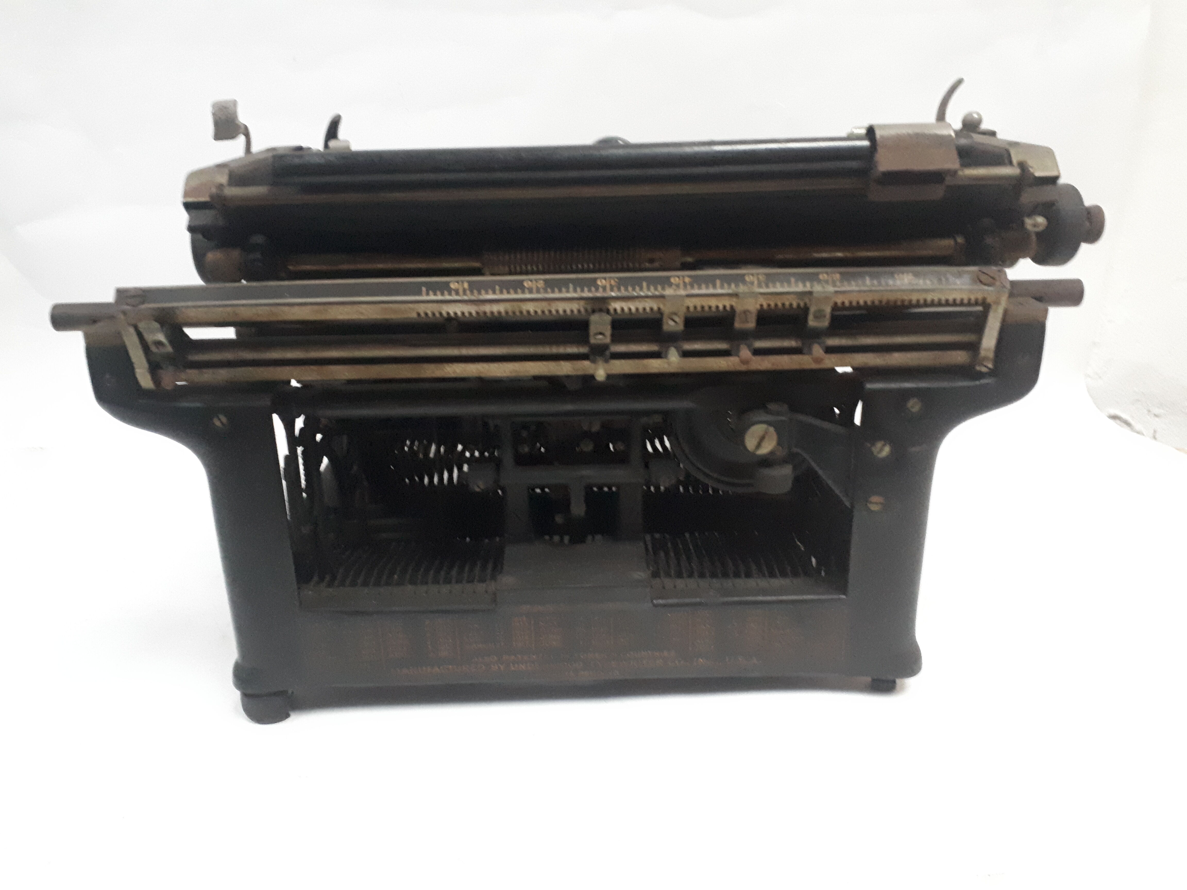 Old typewriter Underwood azerty