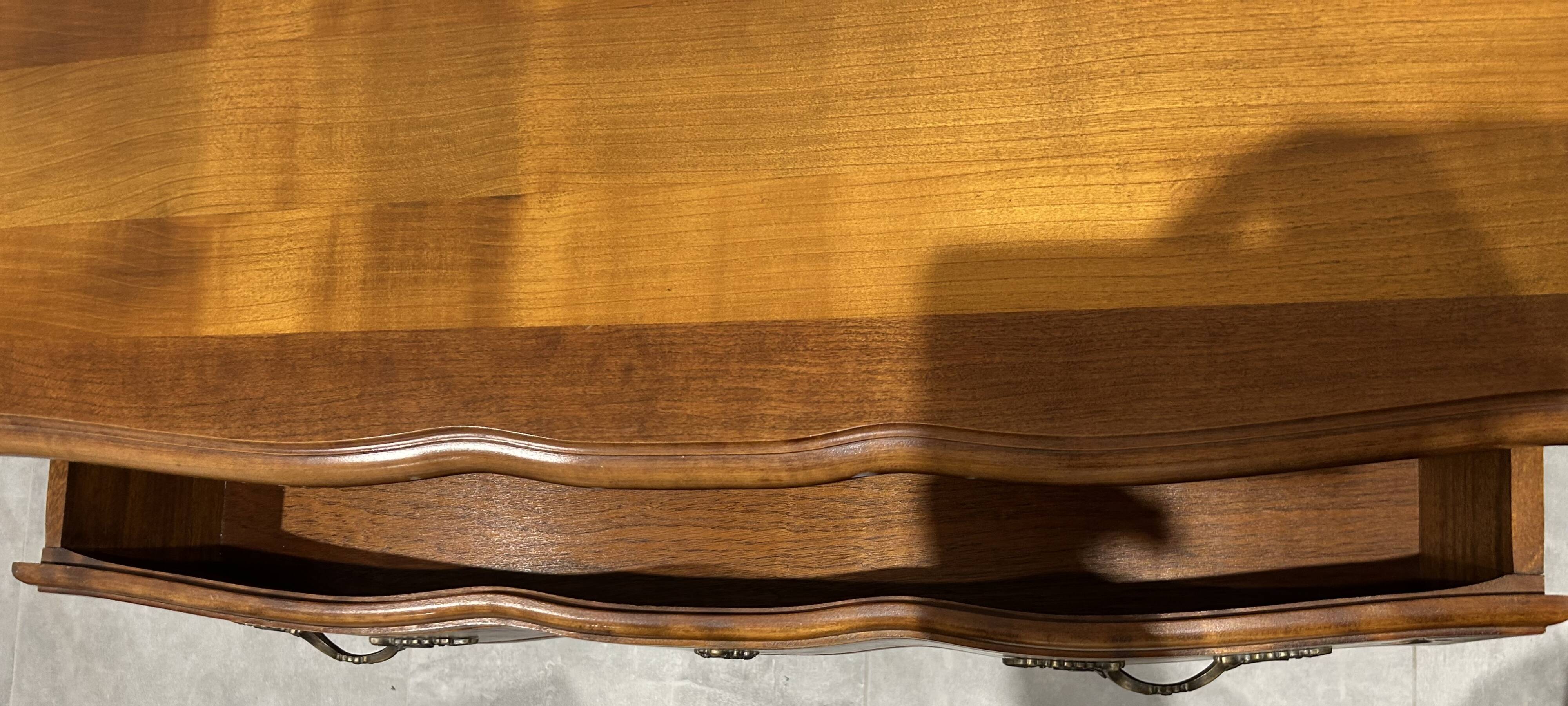 Commode de style Louis XV en bois naturel