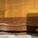 Commode de style Louis XV en bois naturel