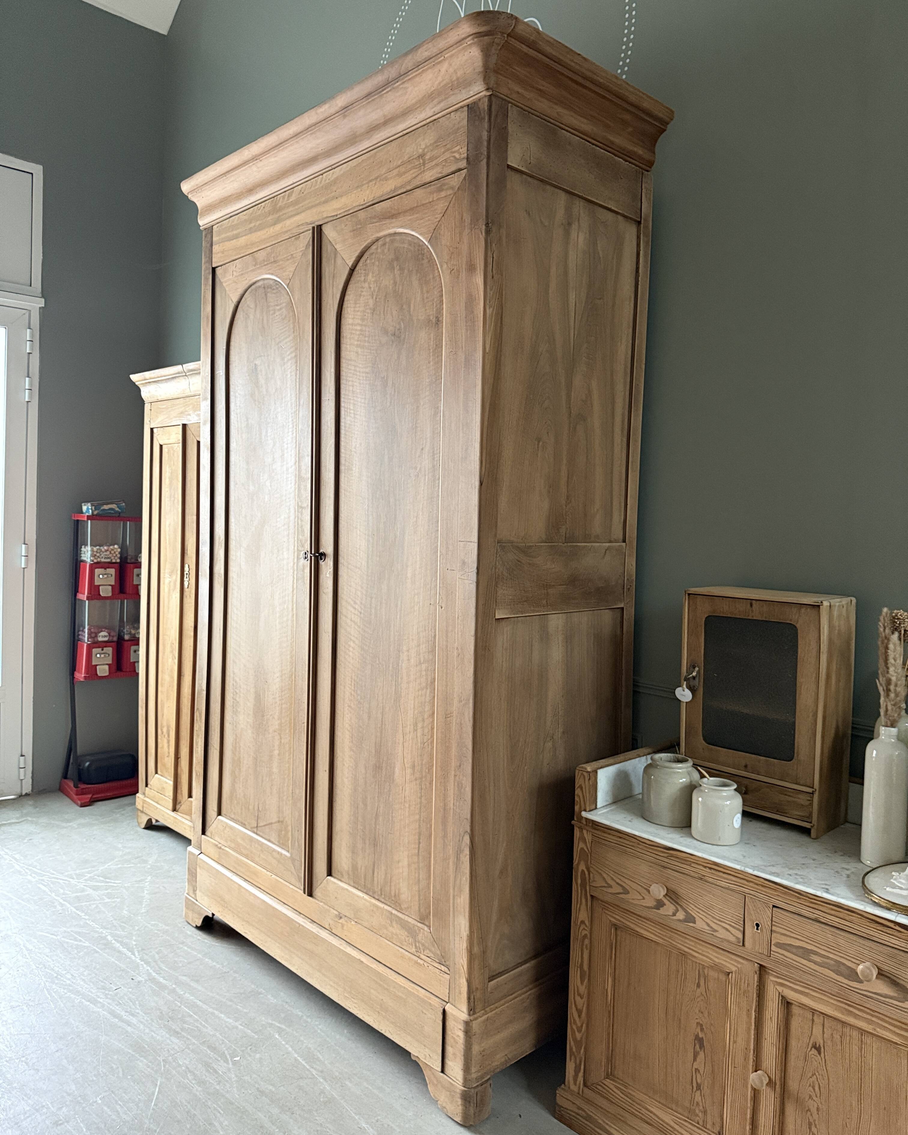 Large wedding wardrobe (renovated)