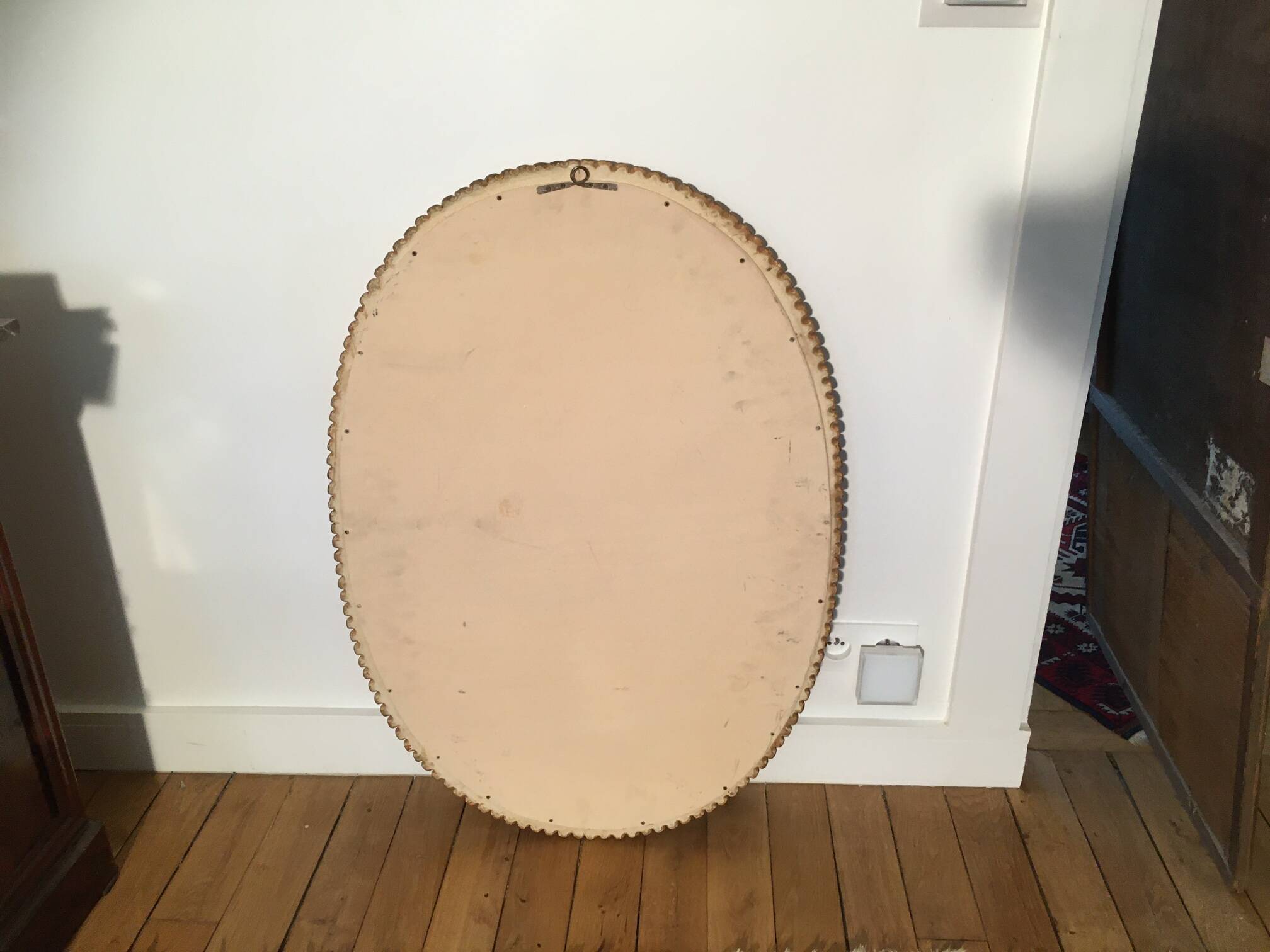 Miroir doré à décor de feuilles d'eau et de palmettes