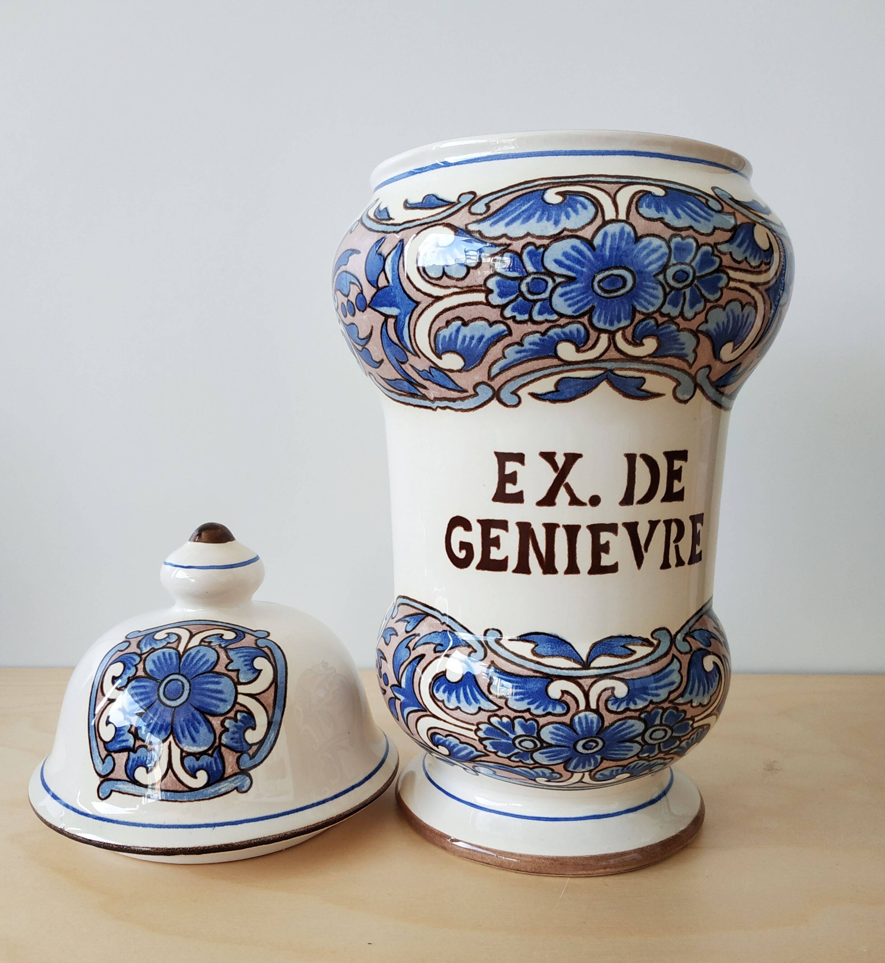 Pharmacy pot, Saint-Clement