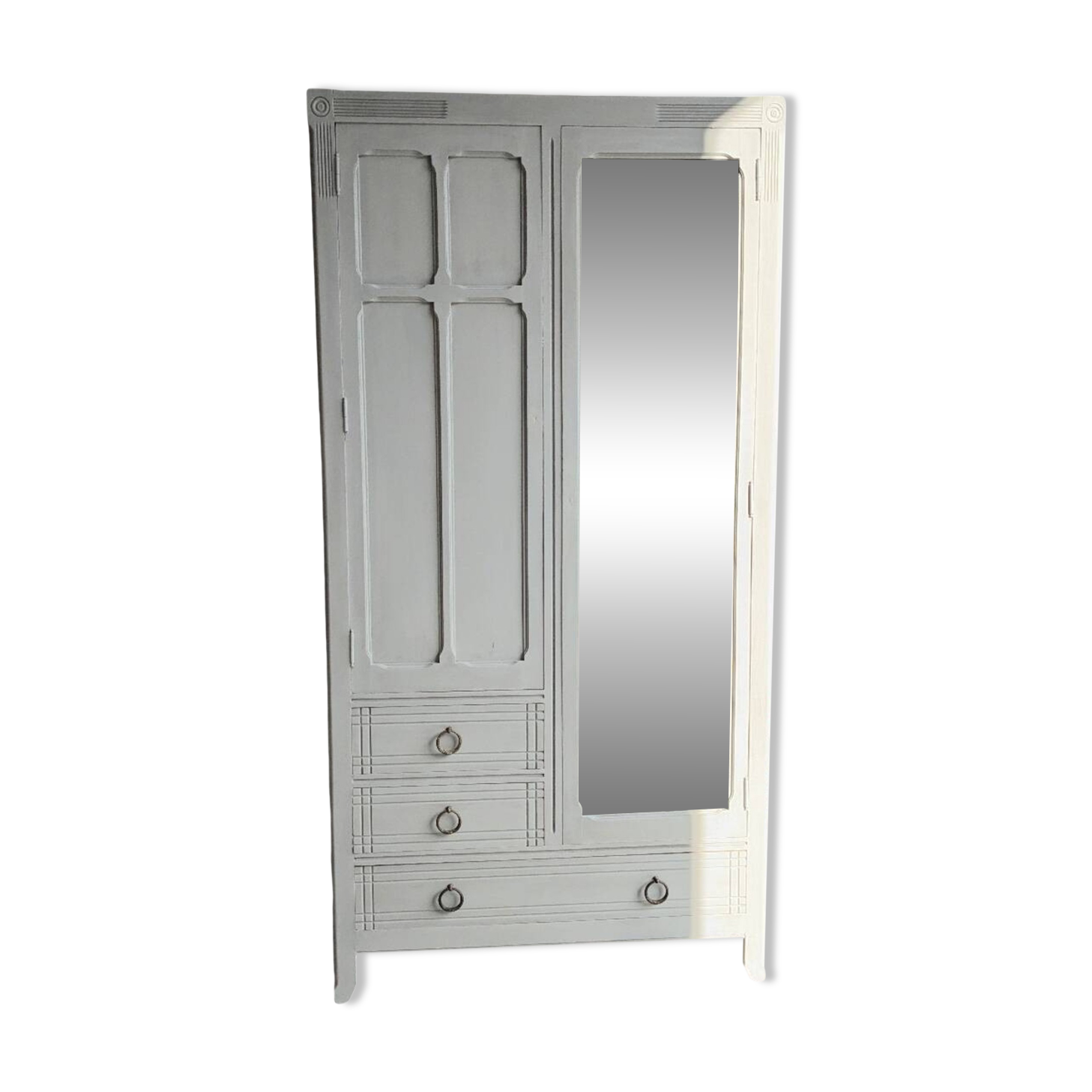 Armoire parisienne restaurée
