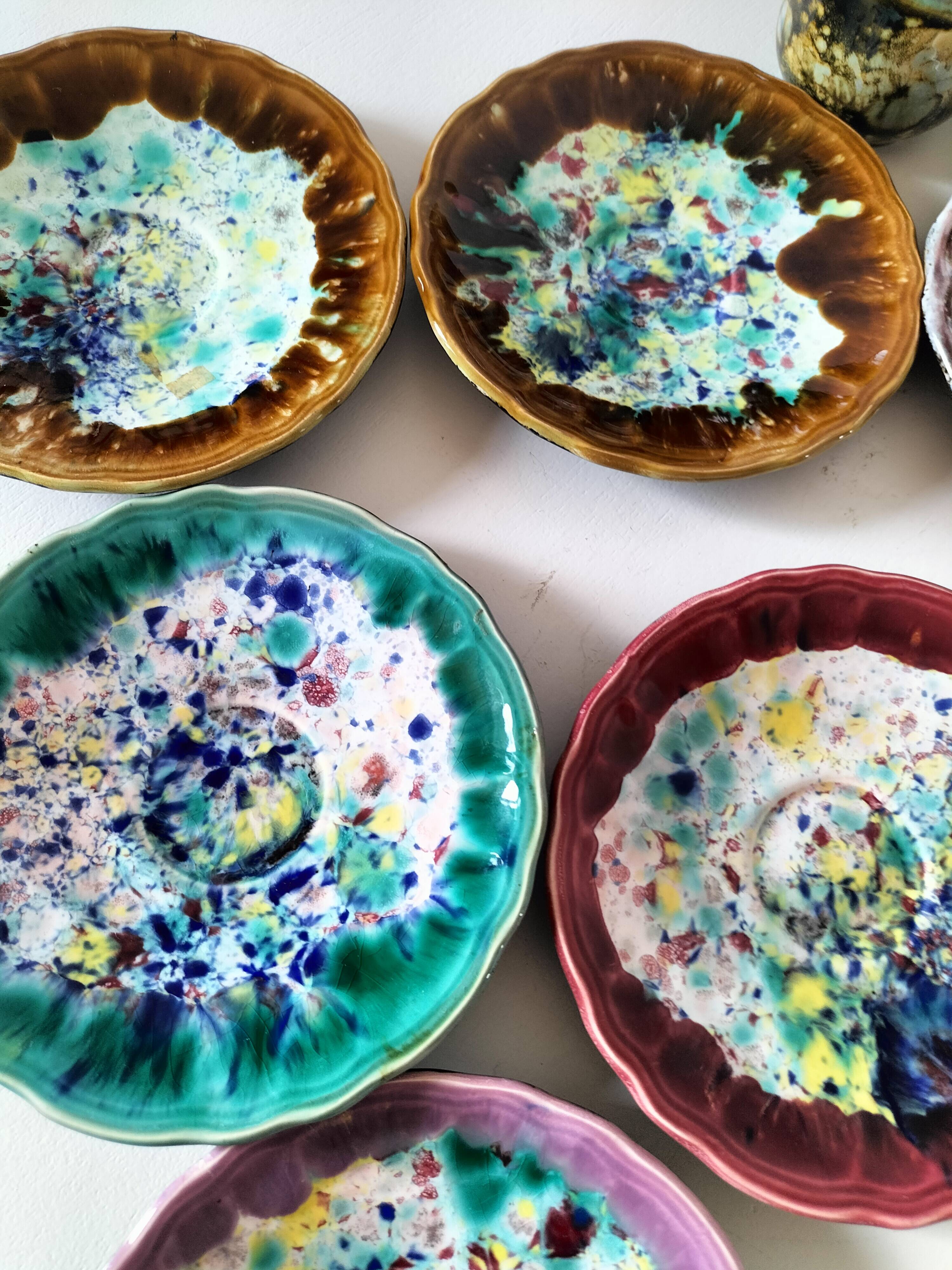 Tasses et soucoupes Morvan en céramique émaillée polychrome