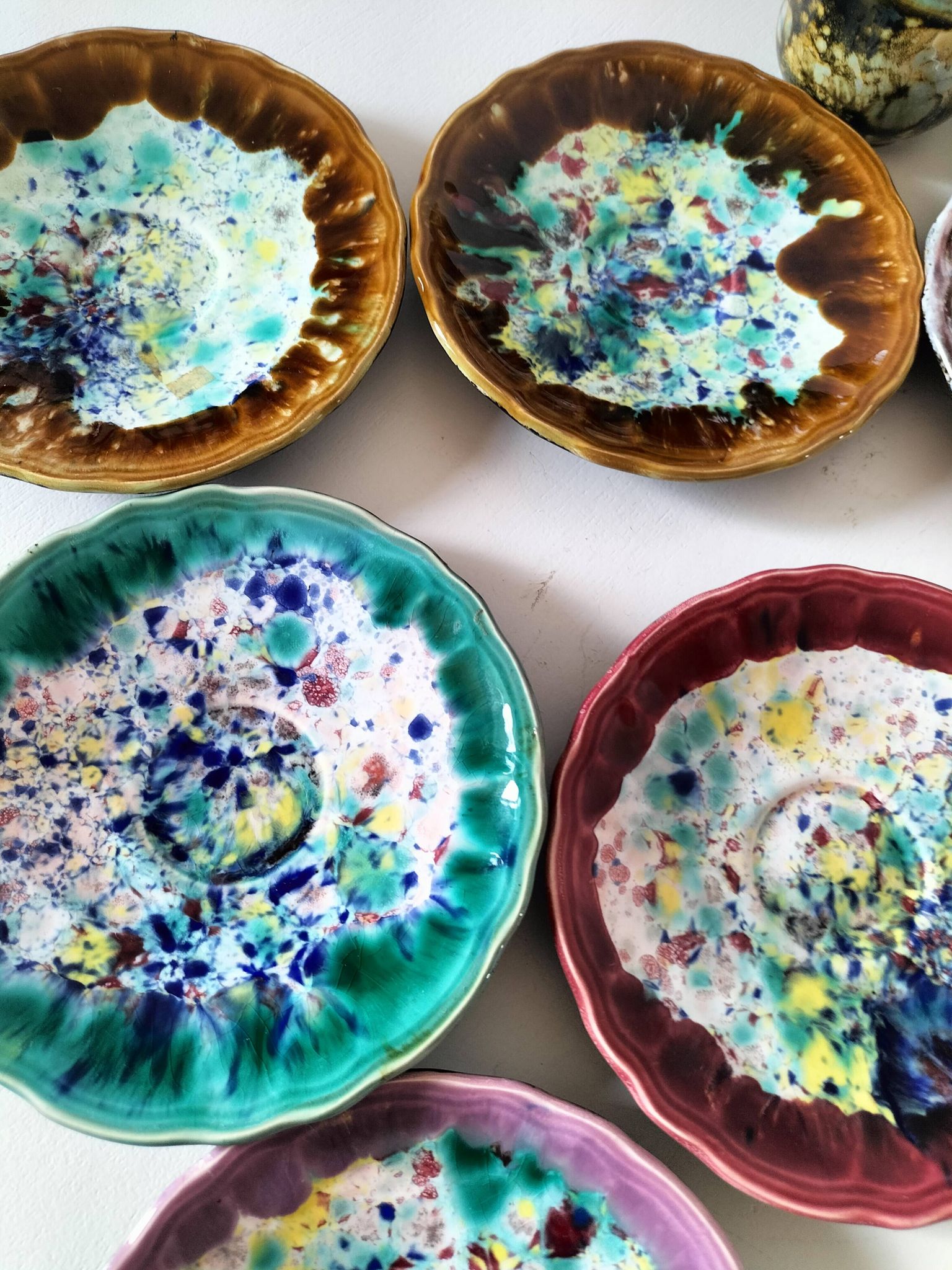 Tasses et soucoupes Morvan en céramique émaillée polychrome