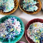 Tasses et soucoupes Morvan en céramique émaillée polychrome