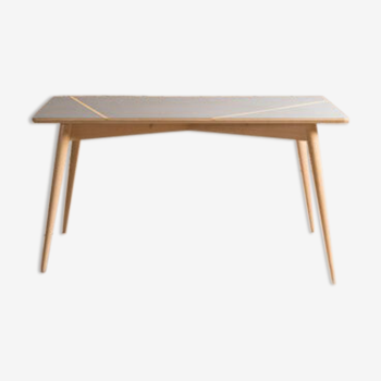 Dining table with laminate covering, solid oak base