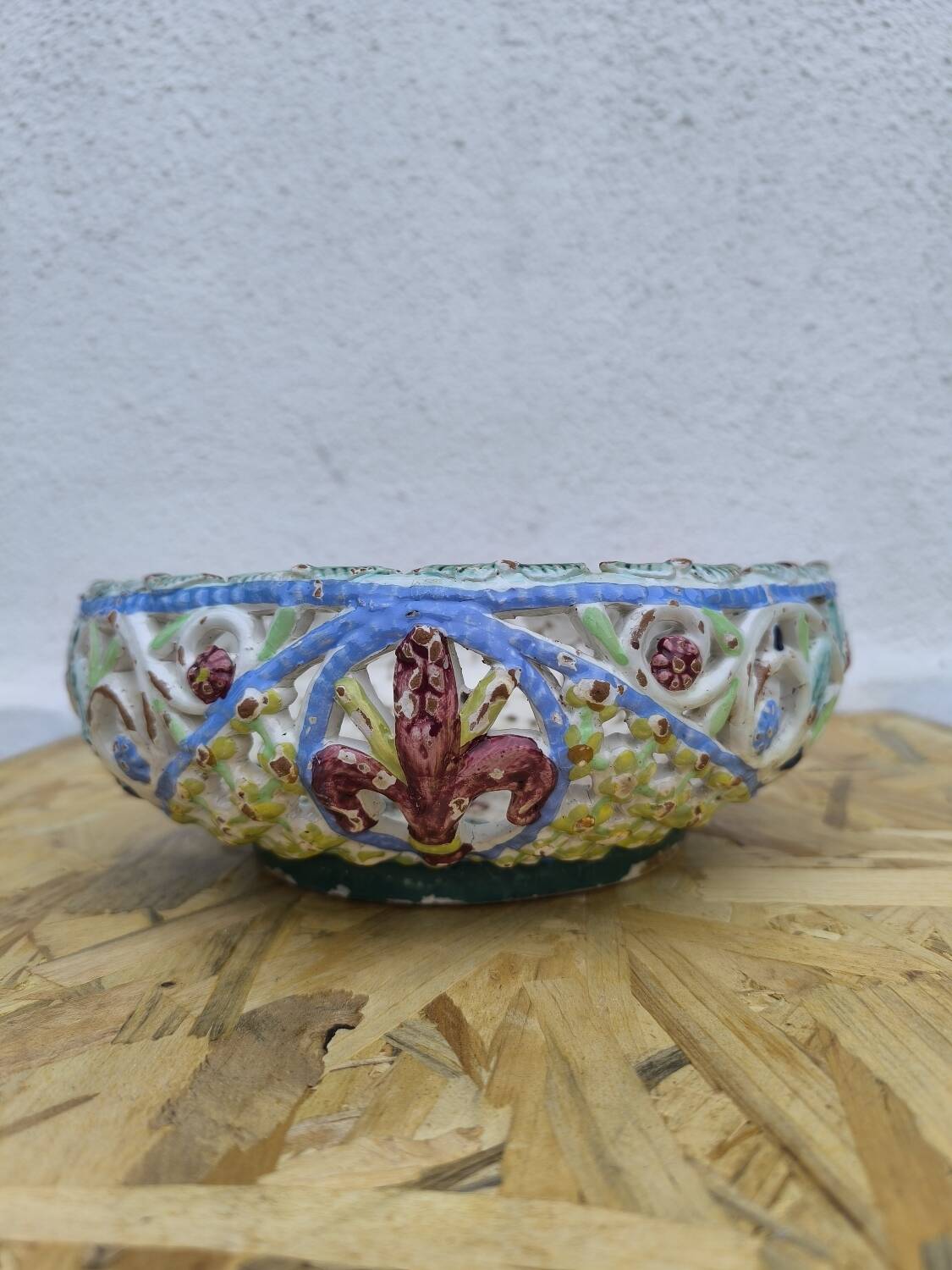 Italian barbotine fruit bowl from the 1930s