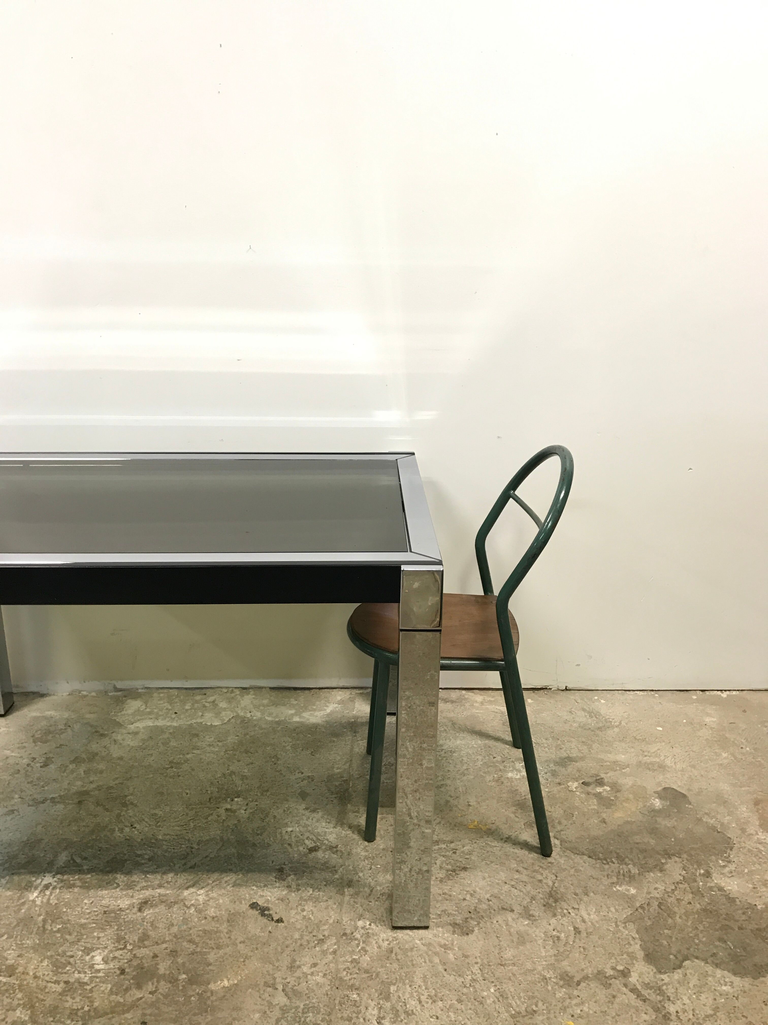 Expandable dining table