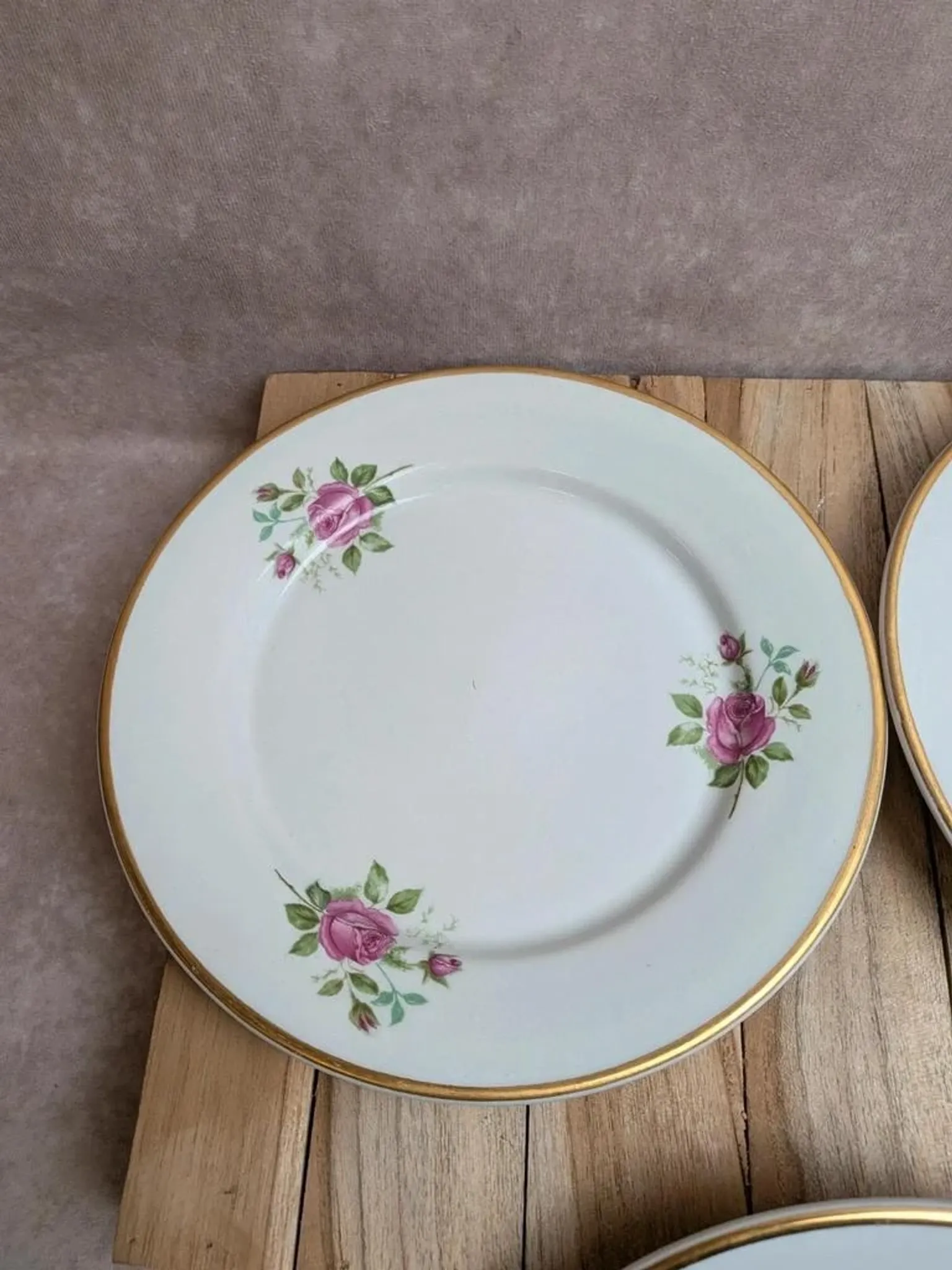 Set of 3 flat plates in fine earthenware from Gien – Rose decoration and gold rim – Vintage