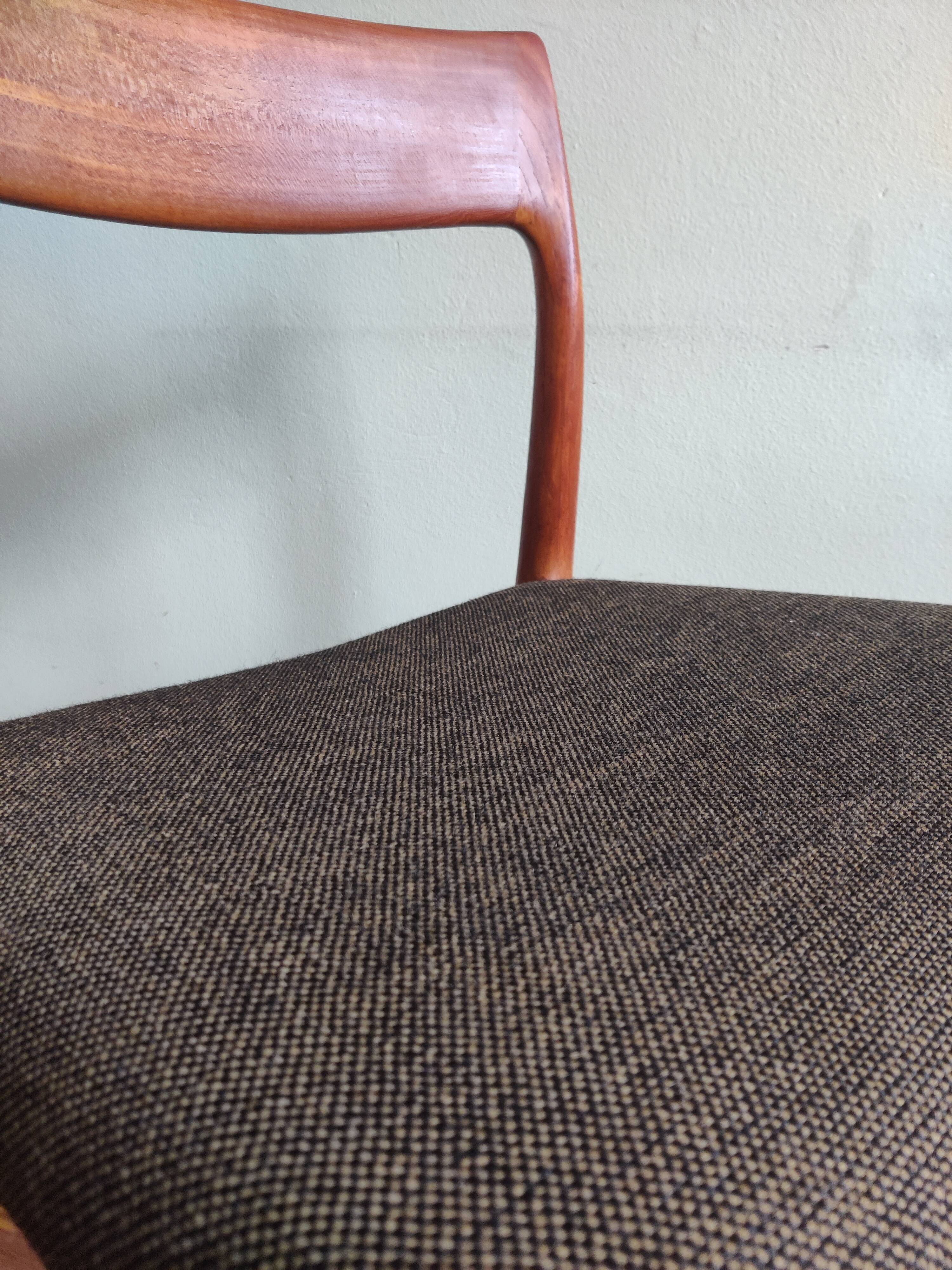 Niels Otto Møller No. 77, 6 chaises, teck et textile